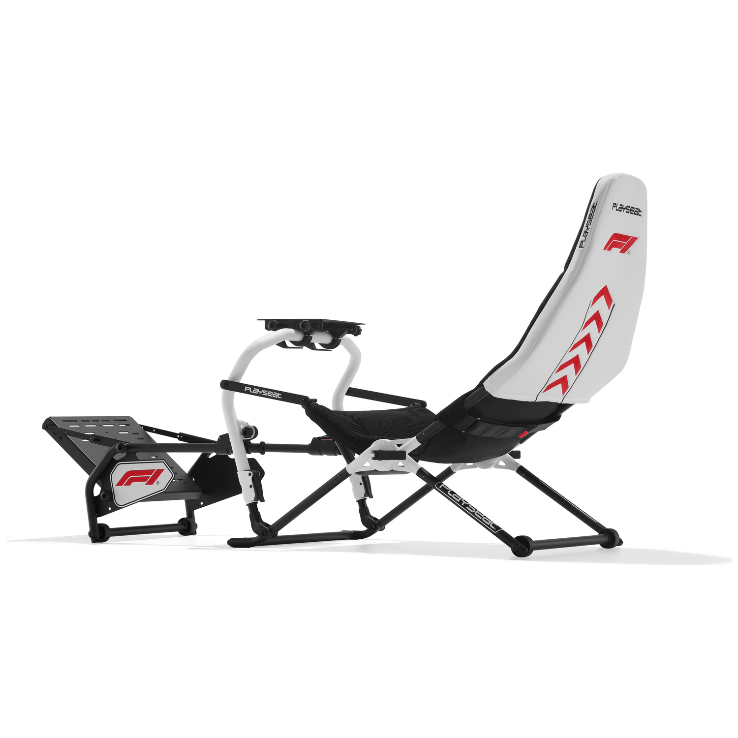 Een witte race-simulator stoel met F1-logo's en rode accenten.