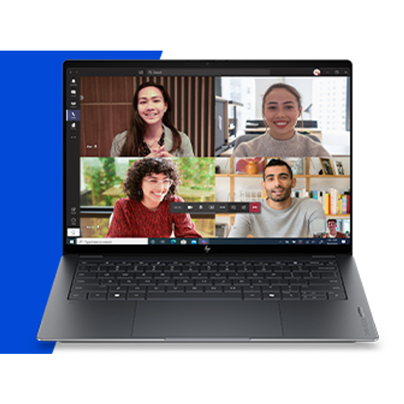 Laptop wyświetla spotkanie online z czterema osobami na podzielonym ekranie.