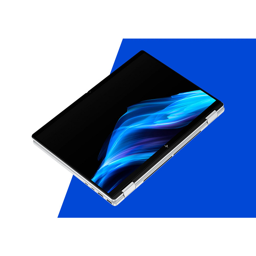Ein geschlossenes Laptop mit blauem abstrakten Hintergrund auf dem Bildschirm.