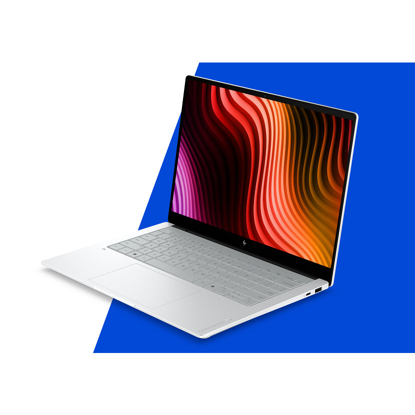 Otwarty srebrny laptop HP z kolorową, abstrakcyjną tapetą na ekranie.