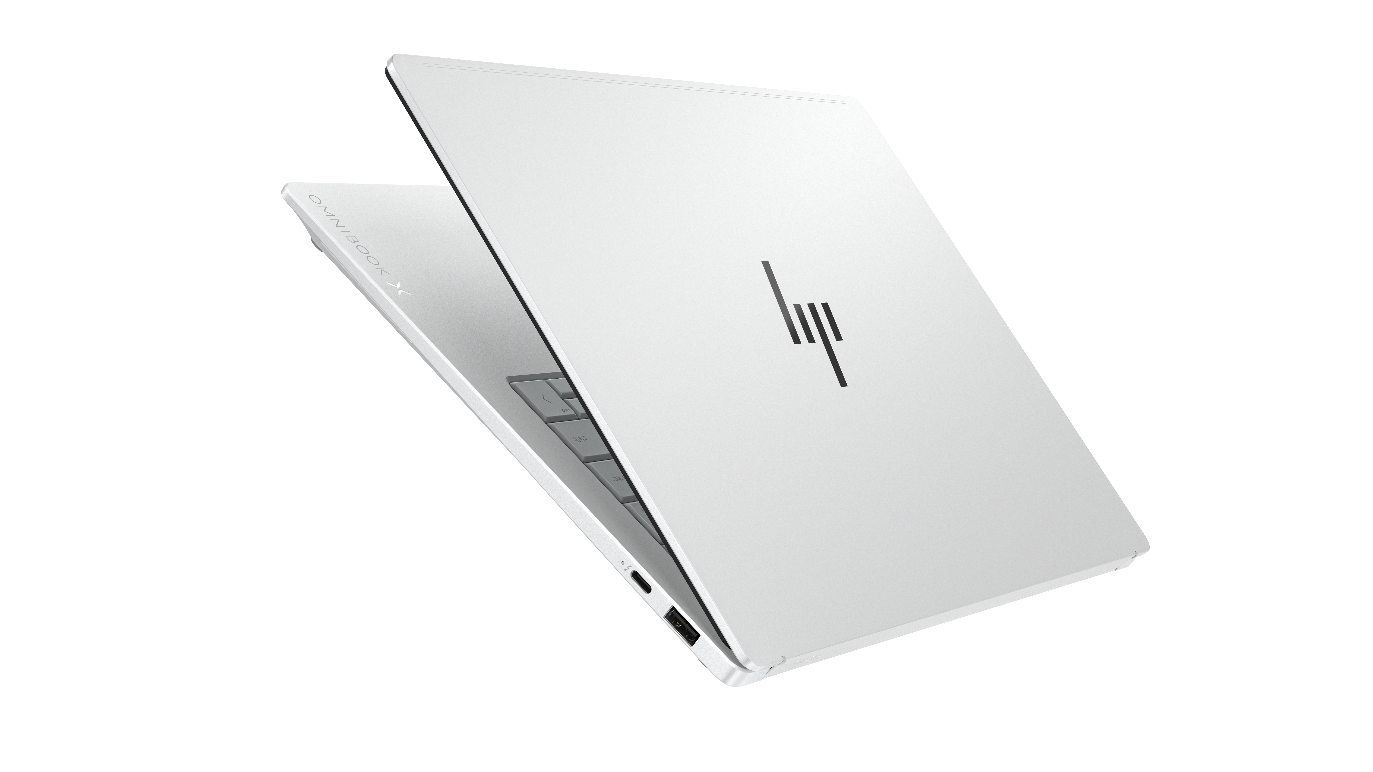 Biały laptop HP z napisem OMNIBOOK X i logo HP na pokrywie.