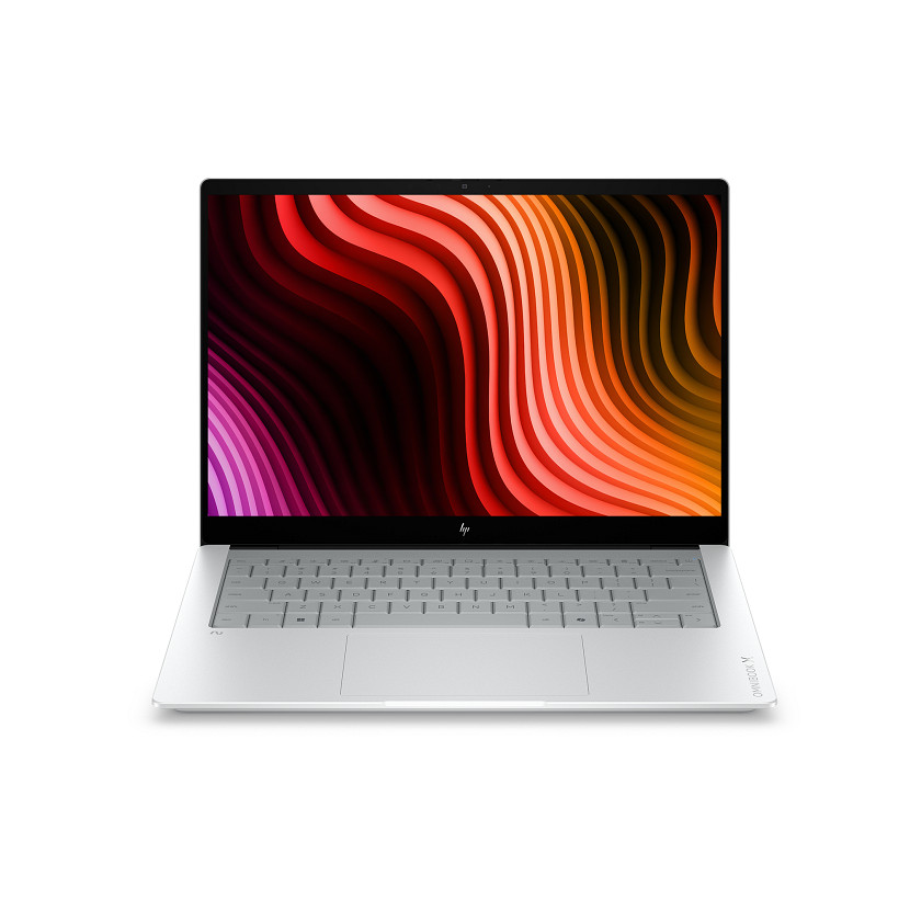 Srebrny laptop z kolorową, falistą tapetą na ekranie.