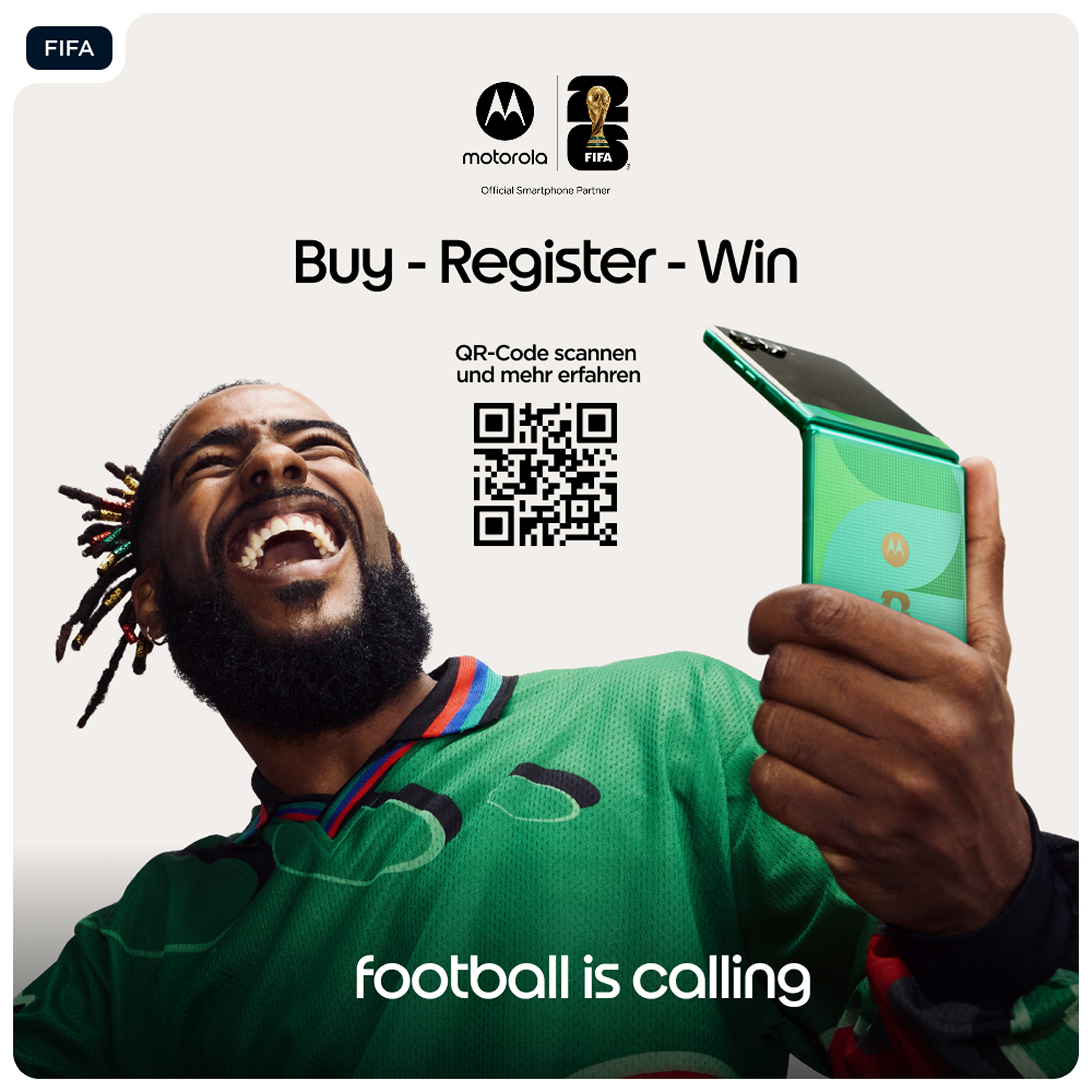 Homme riant, tenant un Motorola Flip vert, logo FIFA. Le football appelle.