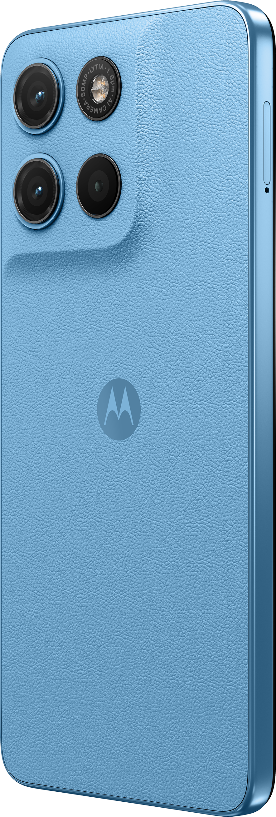 Un smartphone bleu clair avec trois caméras et le logo Motorola.