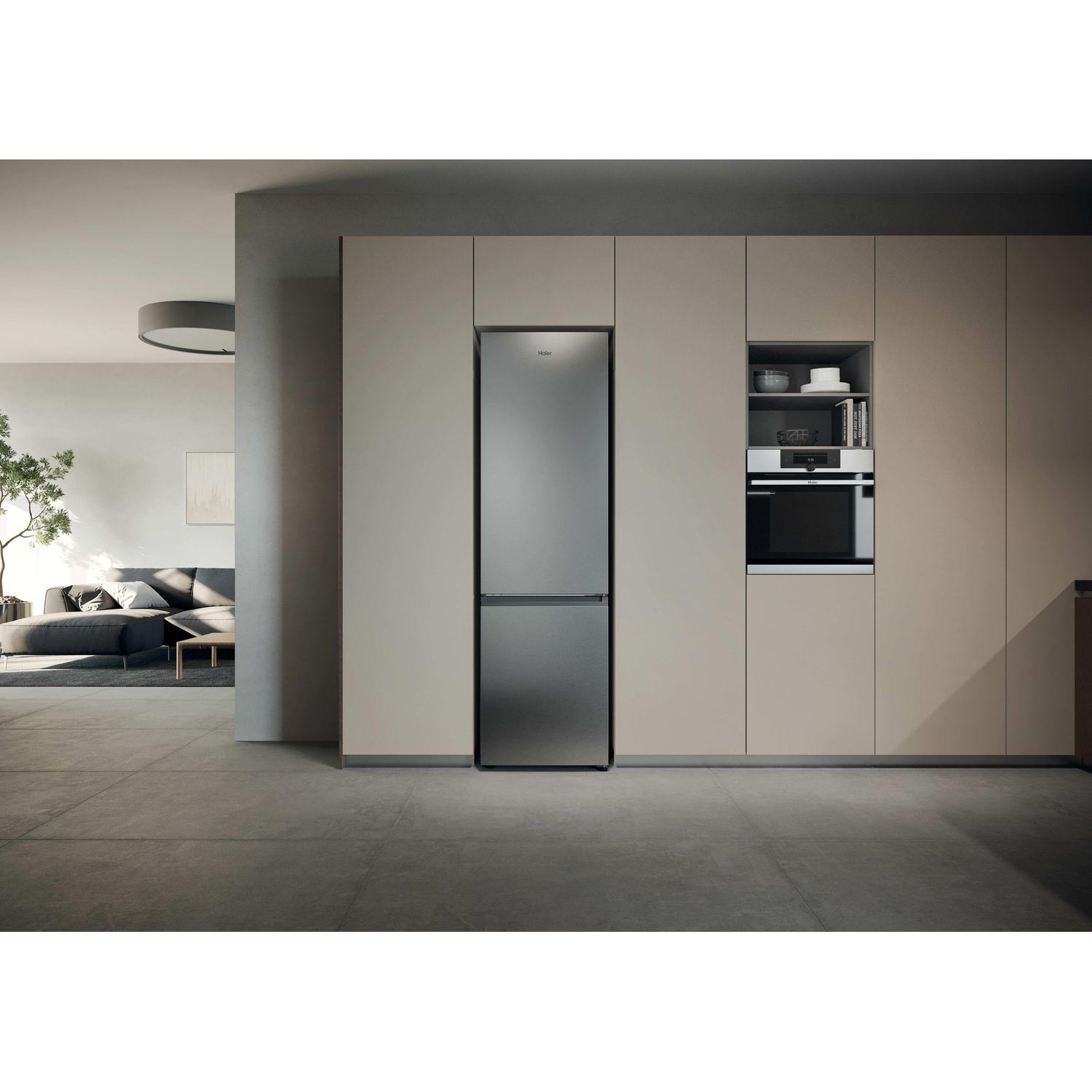 Cucina moderna con frigorifero in acciaio inox, forno da incasso e pensili beige.