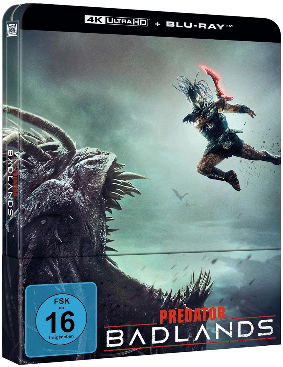 Ein Predator kämpft gegen ein Monster vor düsterem Himmel. Titel: Predator Badlands.