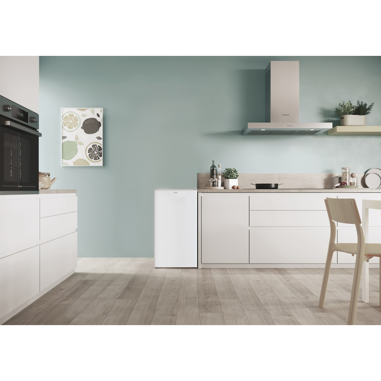 Cucina moderna con mobili bianchi, forno da incasso, frigorifero e cappa aspirante.