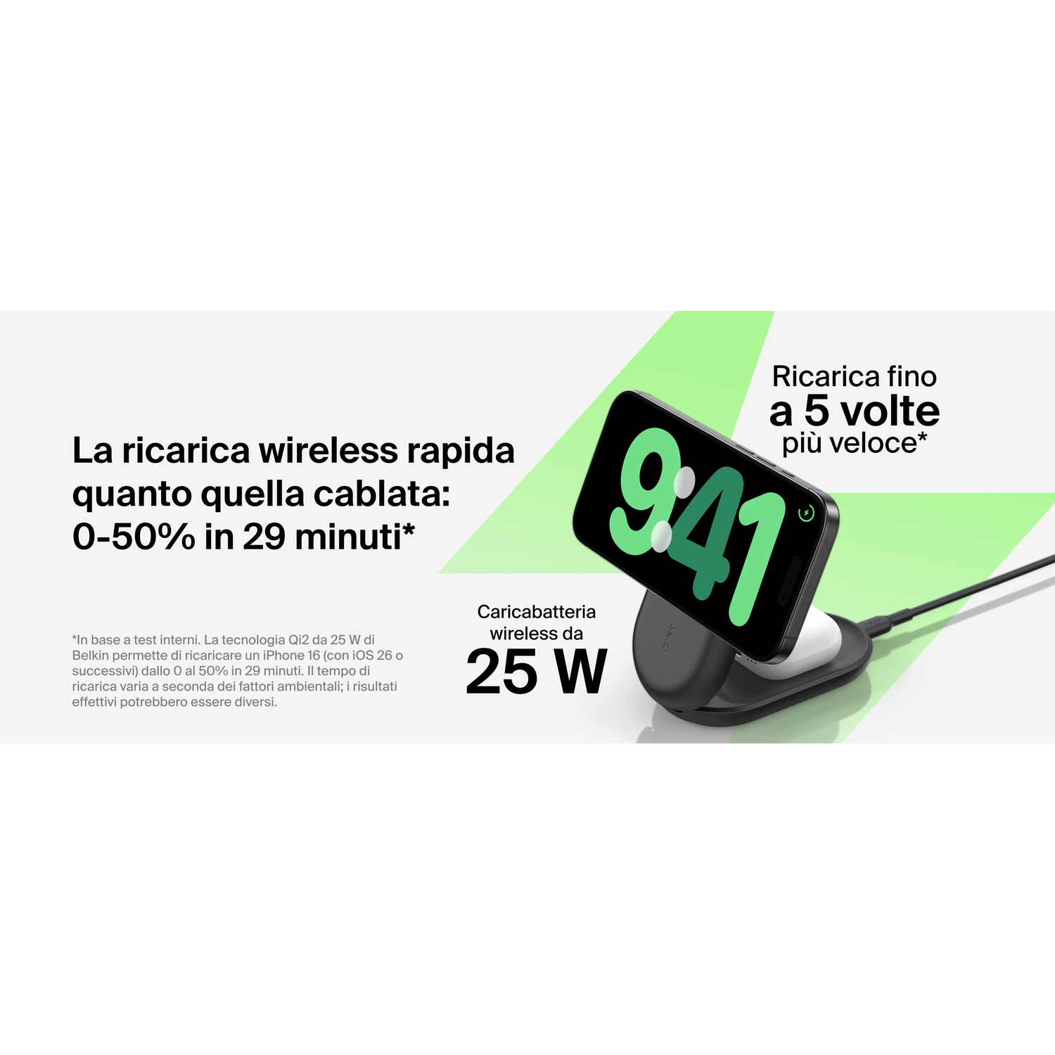 Un caricatore wireless nero con un iPhone al 50% di carica.
