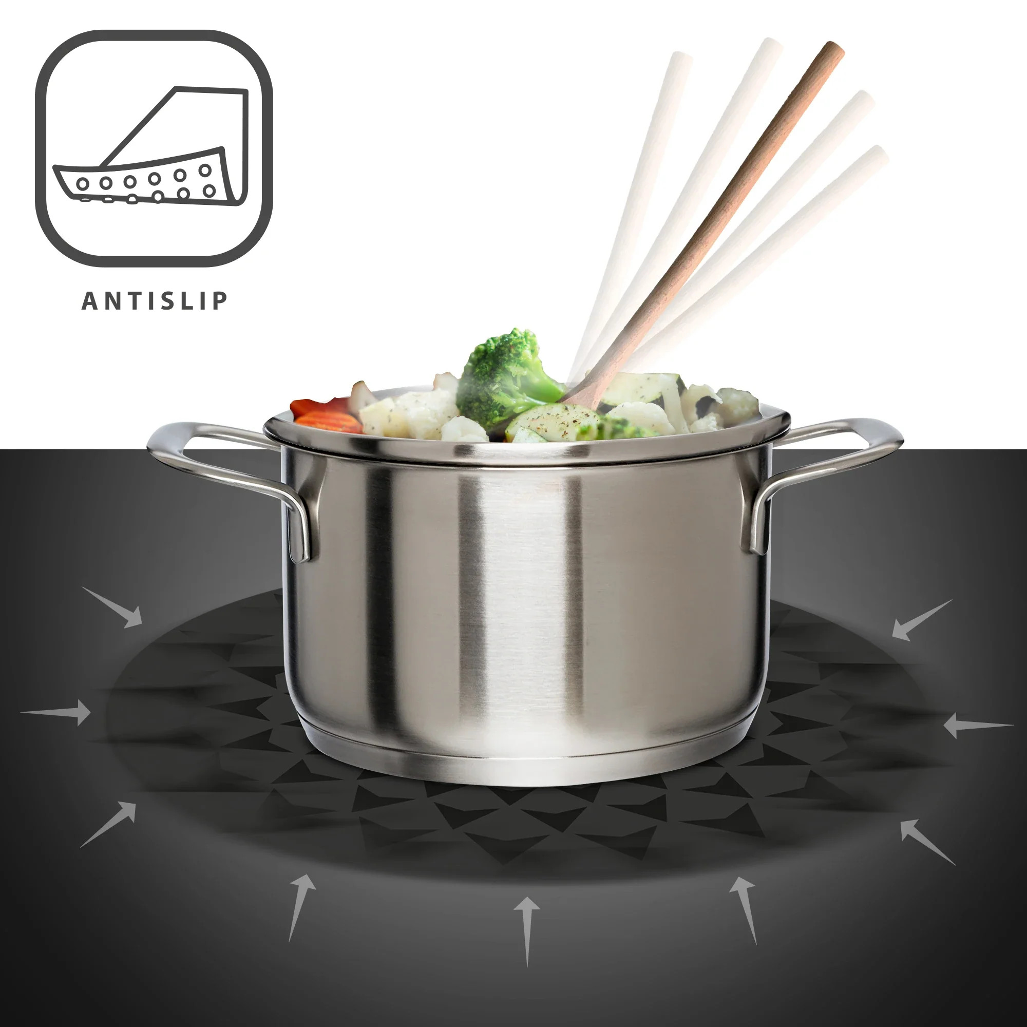 Garnek z gotowanymi warzywami i łyżką do mieszania na macie antypoślizgowej.