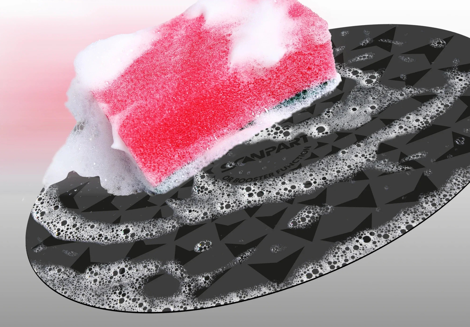 Czerwona gąbka z dużą ilością piany na czarnej, wzorzystej macie.