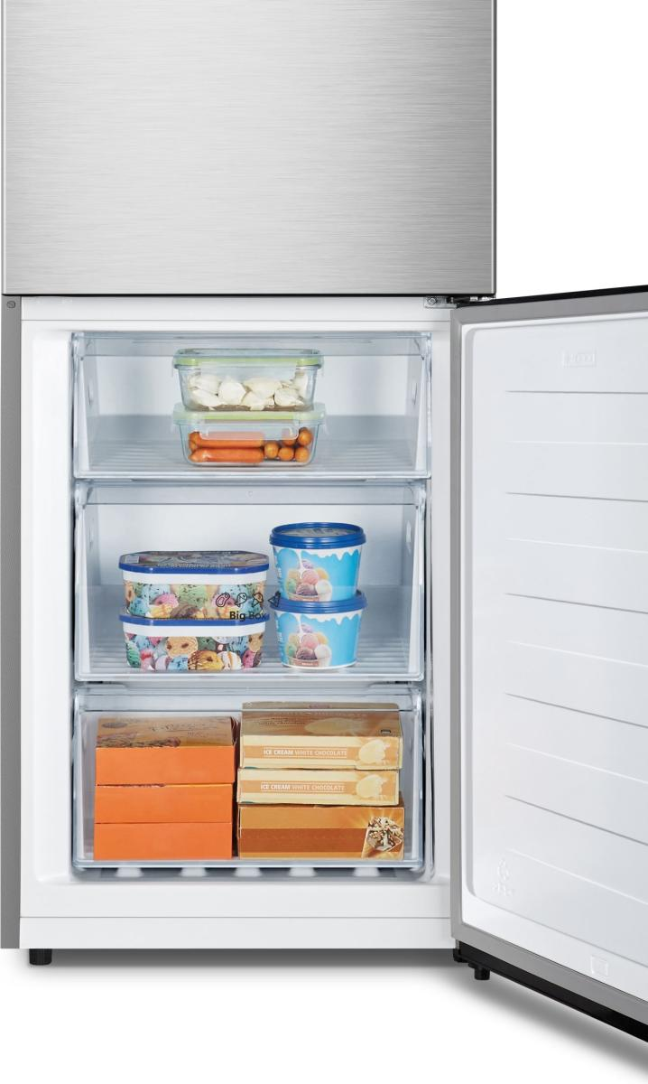 Gefrierschrank mit offenen Türen, gefüllt mit Eiscremebehältern und Lebensmitteln.