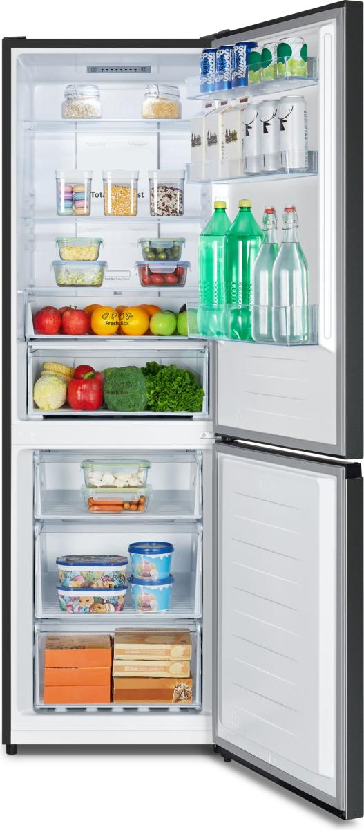 Ein offener Kühlschrank mit Lebensmitteln auf mehreren Regalen, einschließlich Obst, Gemüse, Getränken und Eis.