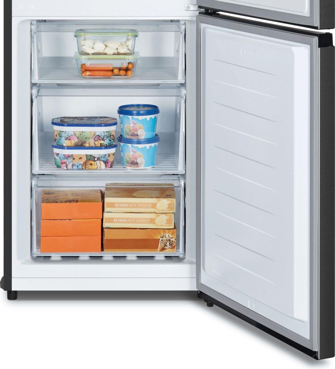 Ein offener Gefrierschrank mit Eiscreme und Lebensmitteln in Behältern.