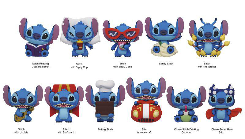 10 Stitch-Figuren in verschiedenen Posen: Lesen, Trinken, mit Sonnenbrille, am Strand, mit Fackeln, Ukulele, Surfbrett, Kochen, Hovercraft, Kokosnuss.