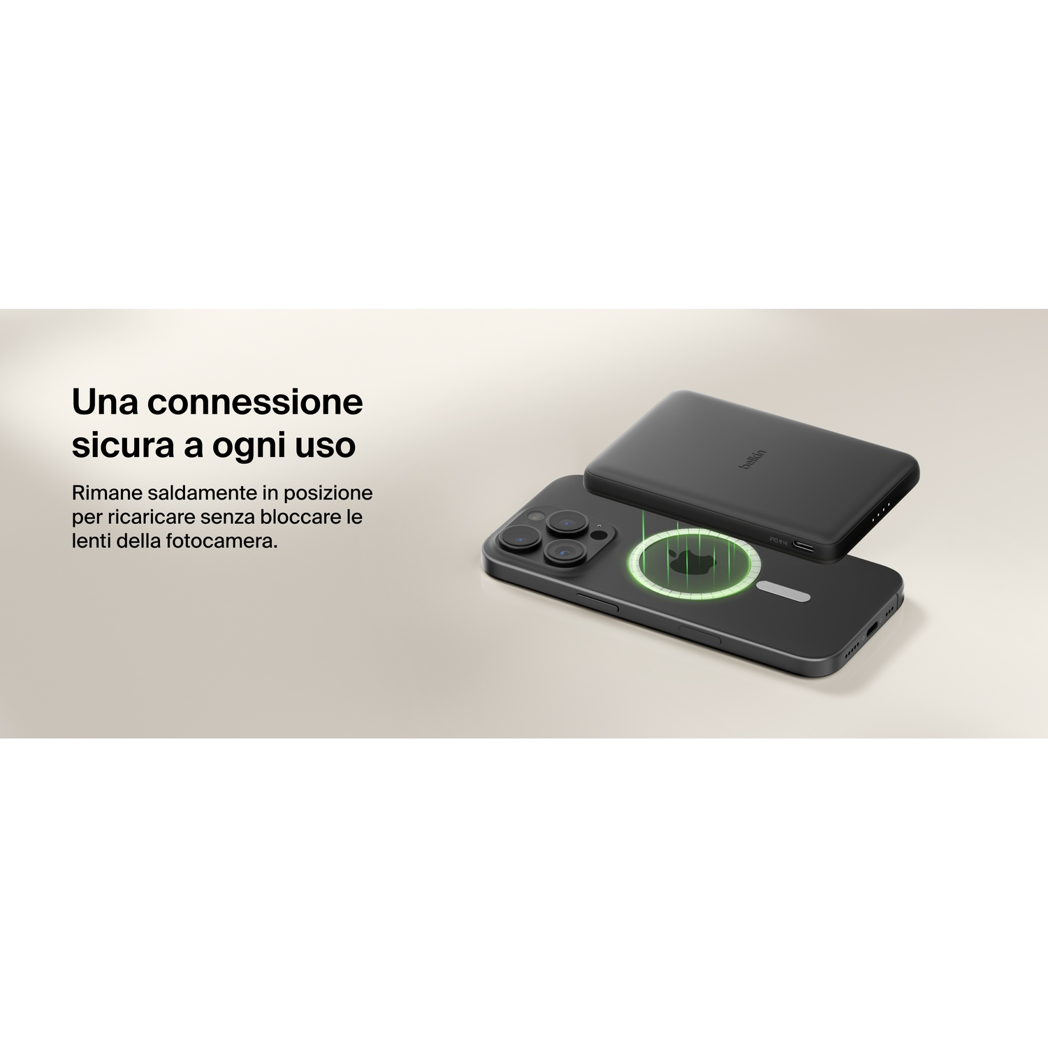 iPhone nero con caricatore MagSafe. Il caricatore è fissato magneticamente.