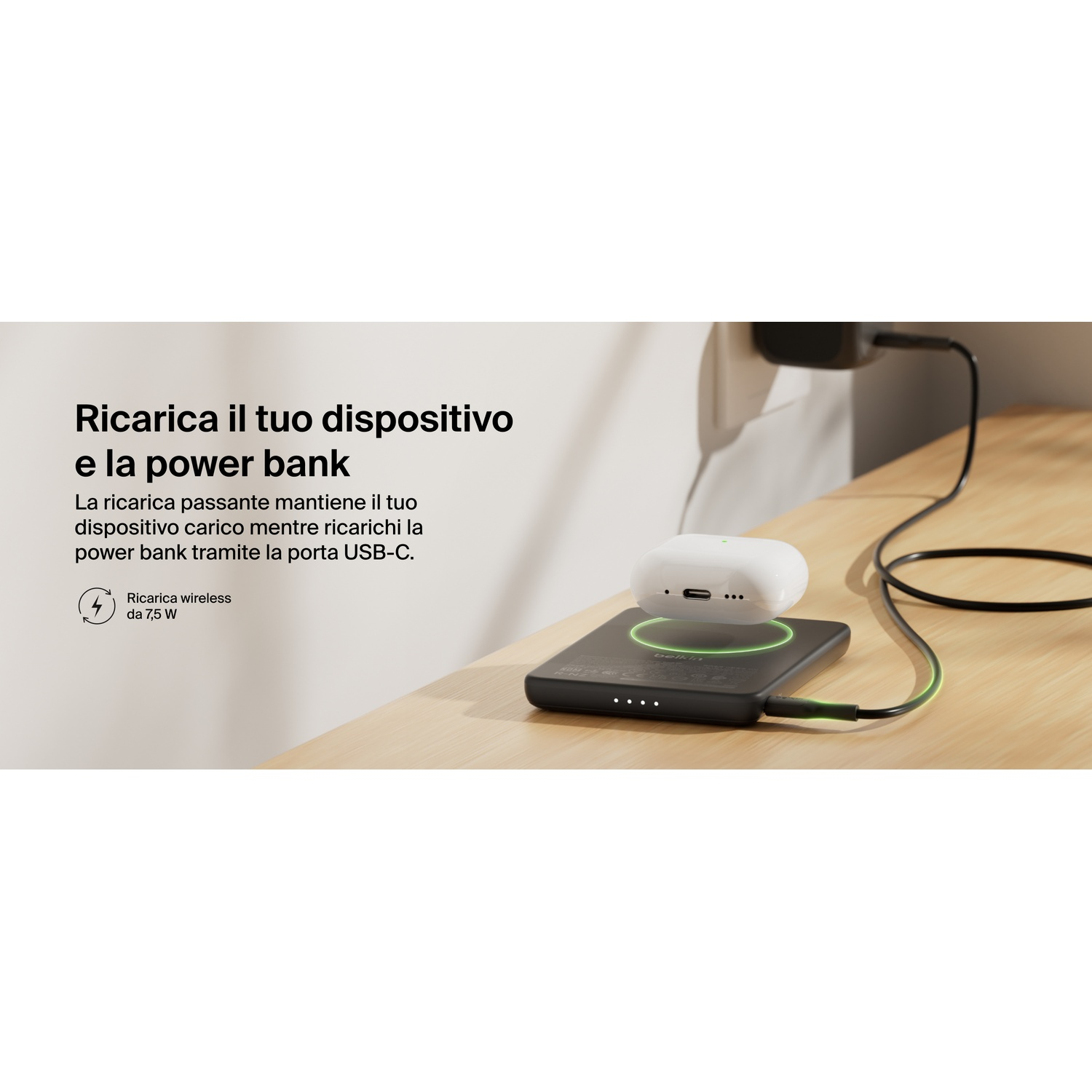 Power bank nera con custodia auricolari bianca in carica wireless. Cavo USB-C collegato.