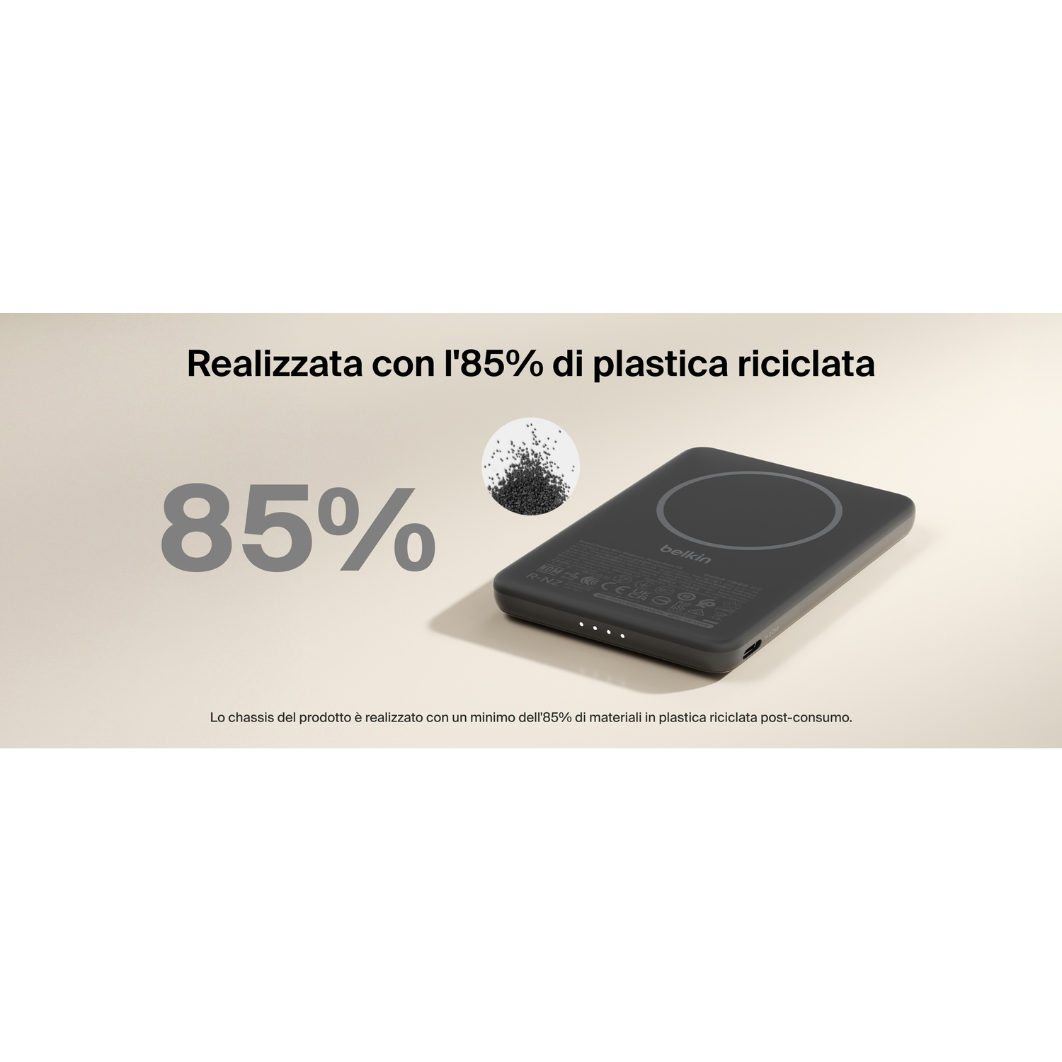Caricatore Belkin nero in plastica riciclata 85%, con testo e granuli.