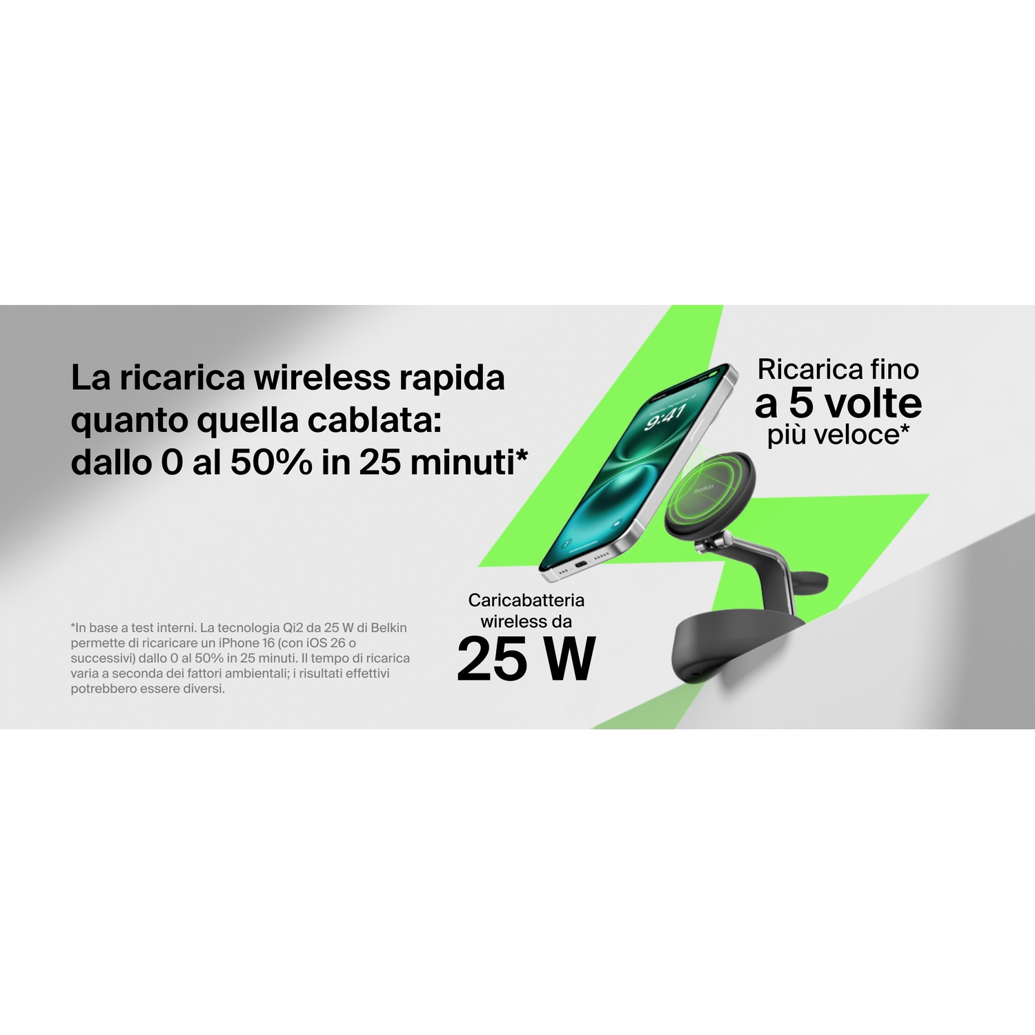 Un iPhone si carica in modalità wireless su un supporto nero. 25W.