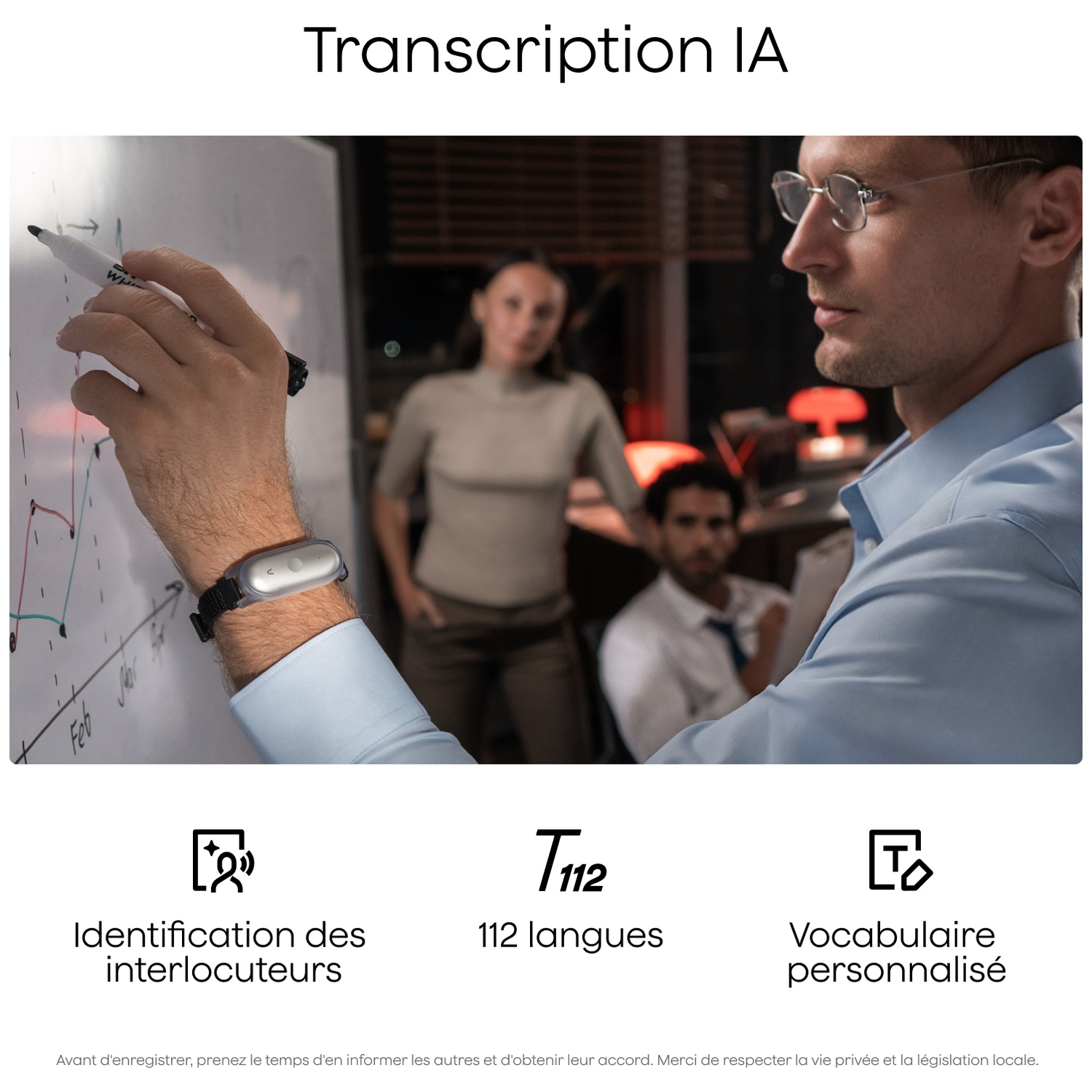 Homme écrit sur tableau blanc, collègues au fond. Icônes voix, 112 langues, vocabulaire.