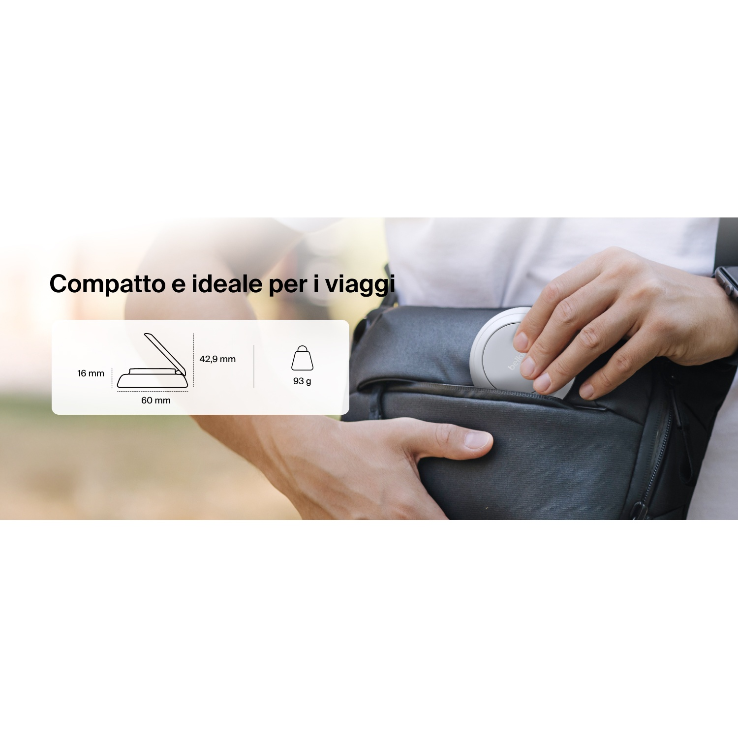 Una mano inserisce un dispositivo bianco rotondo in una borsa nera. Misure e peso mostrati.