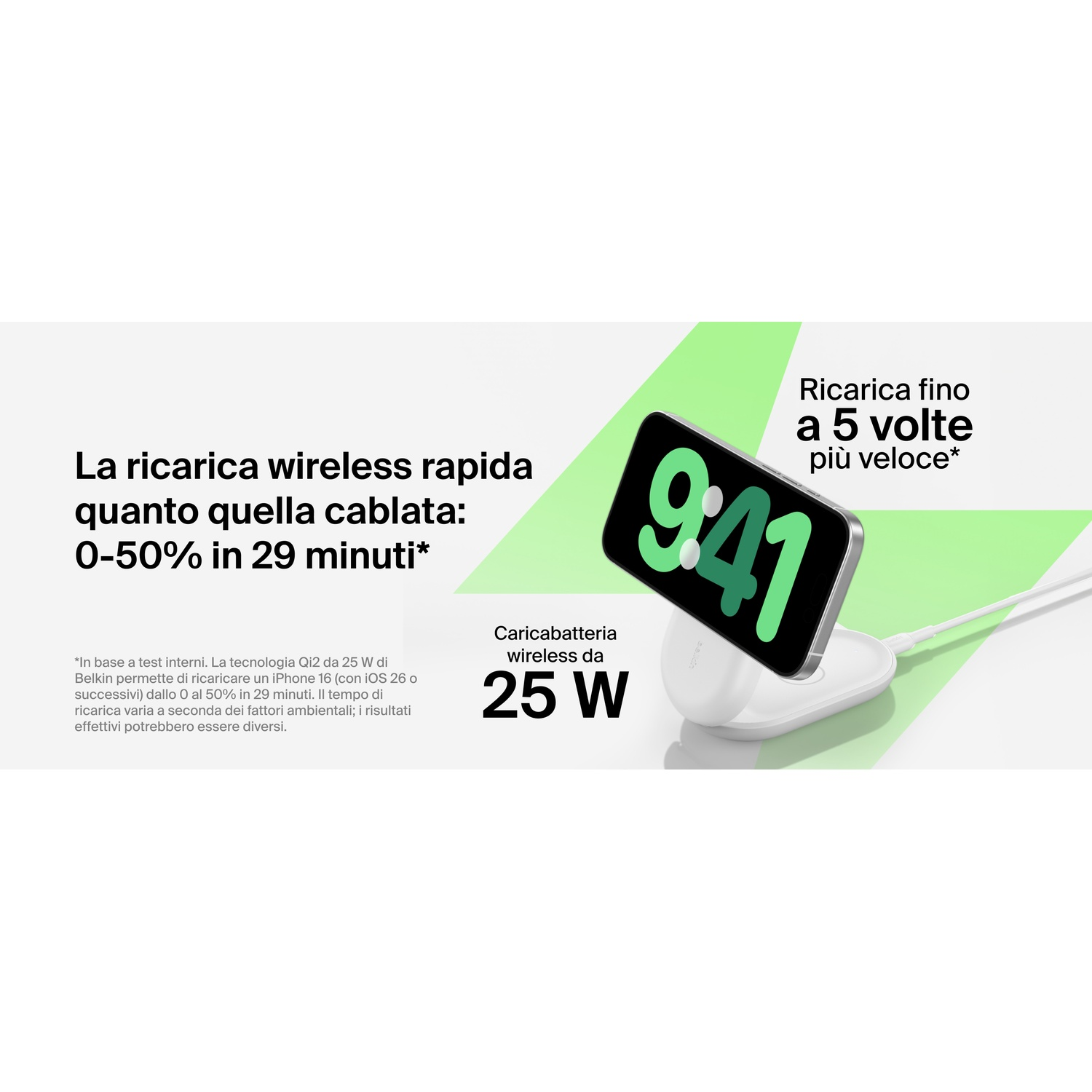 Un iPhone si carica in modalità wireless su un caricatore bianco. Mostra 9:41.