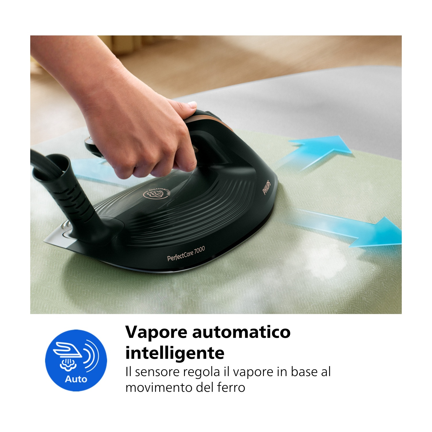 Una mano usa un ferro da stiro, spruzzando vapore sul tessuto.