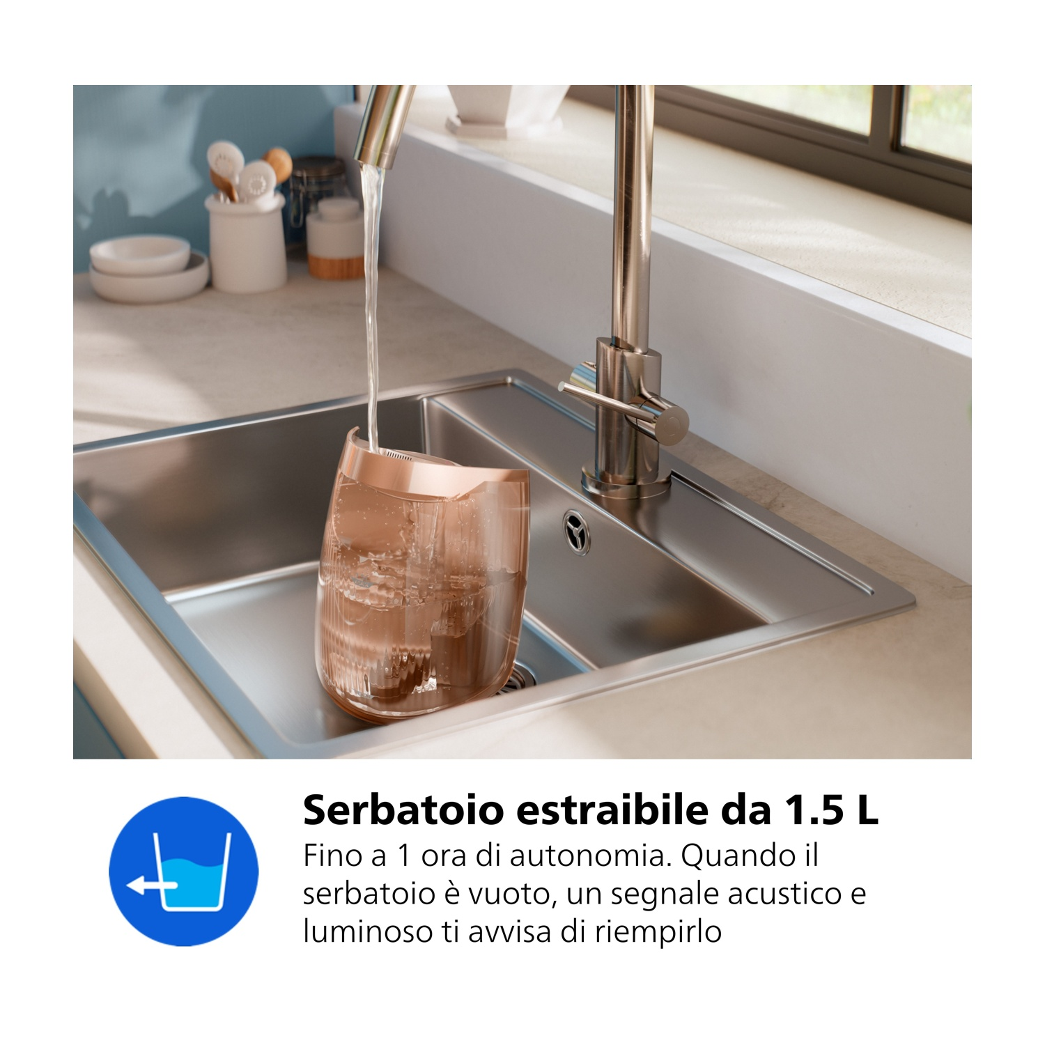 Acqua scorre in una brocca semitrasparente in un lavello.
