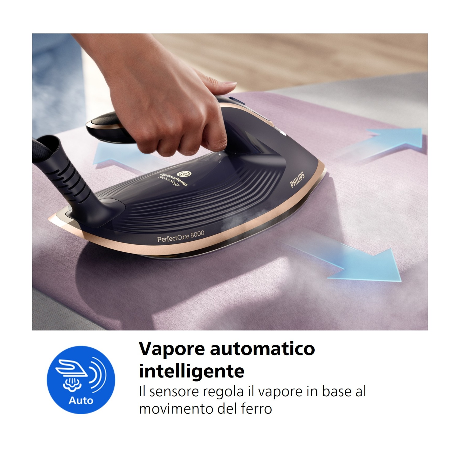 Mano stira vestiti con vapore. Frecce blu mostrano direzione vapore.
