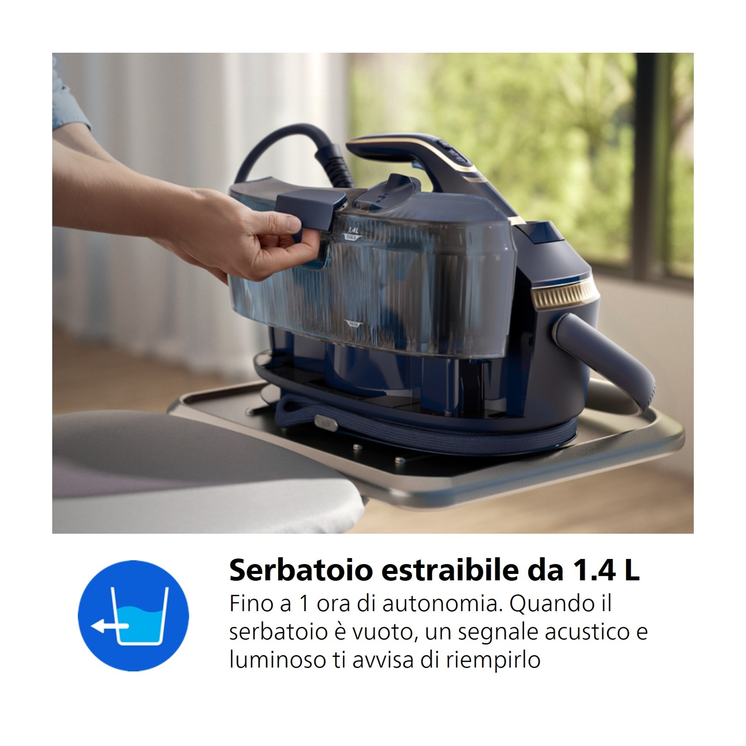Una mano sgancia un serbatoio d'acqua blu per un ferro da stiro a vapore.