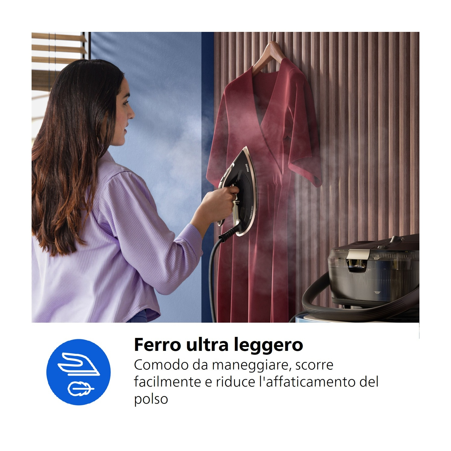 Una donna stira un vestito rosso con un ferro da stiro a vapore. Si vede un supporto.