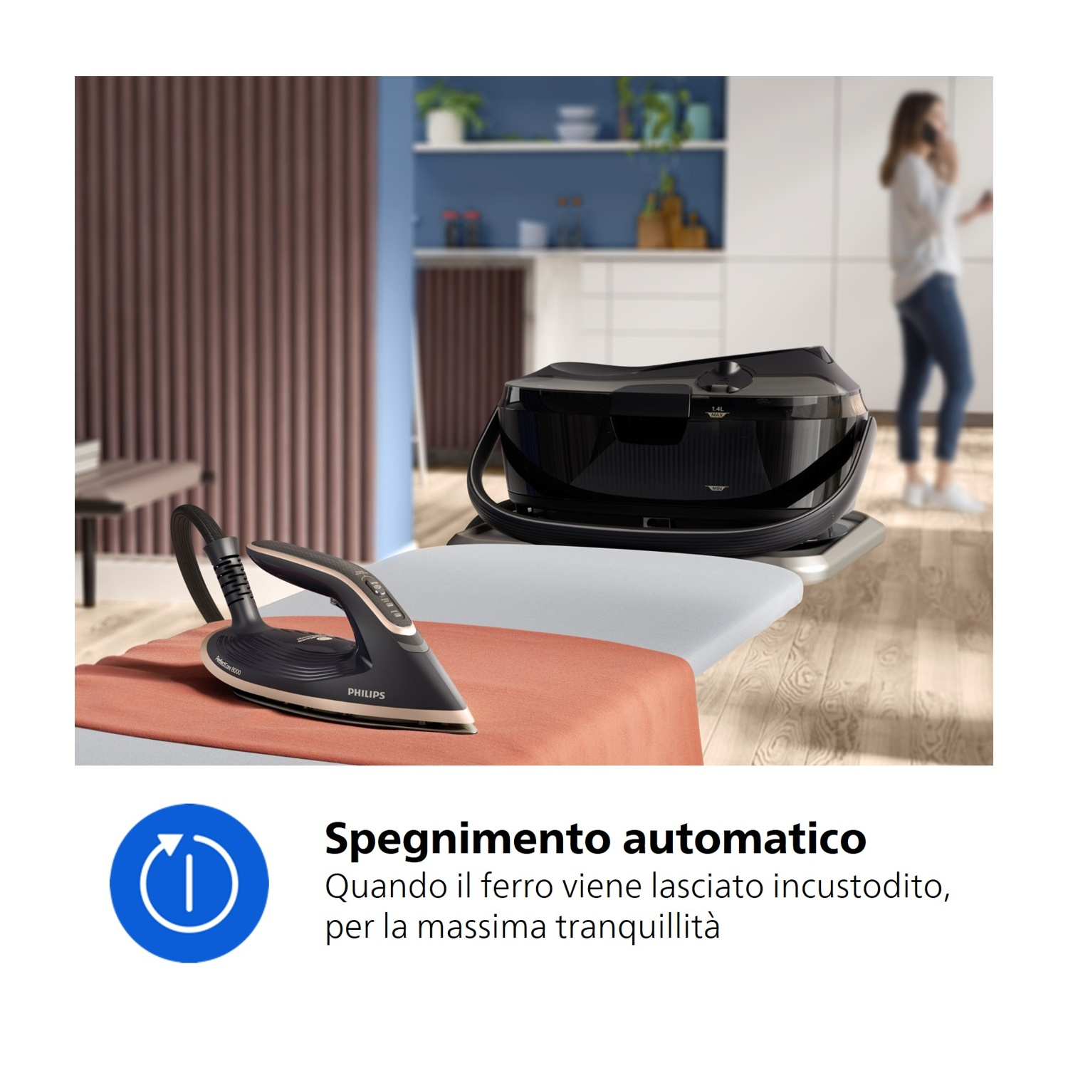 Un ferro con manico nero poggia su tessuto arancione, accanto a un serbatoio dell'acqua nero.