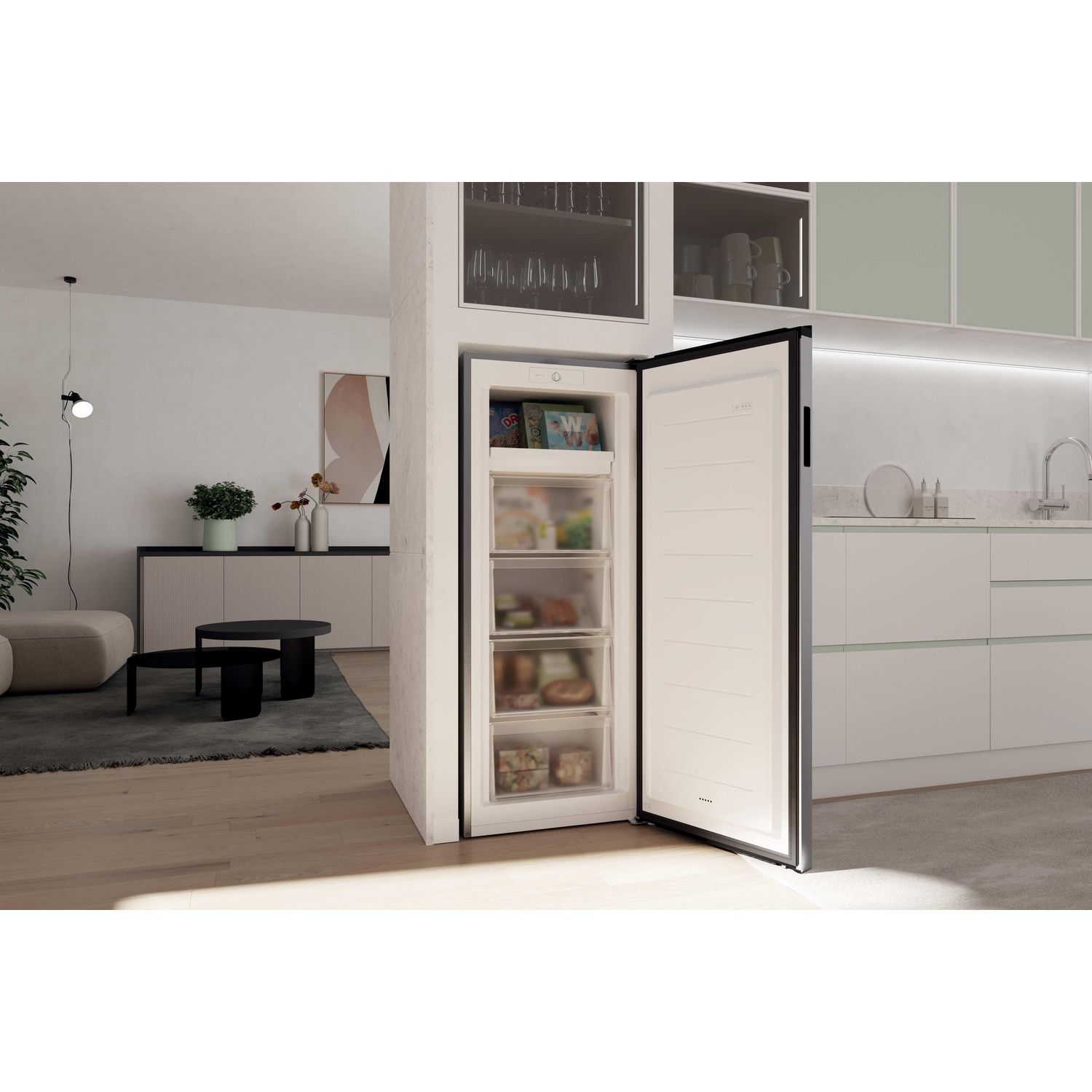 Un congelatore aperto in una cucina moderna con zona giorno.