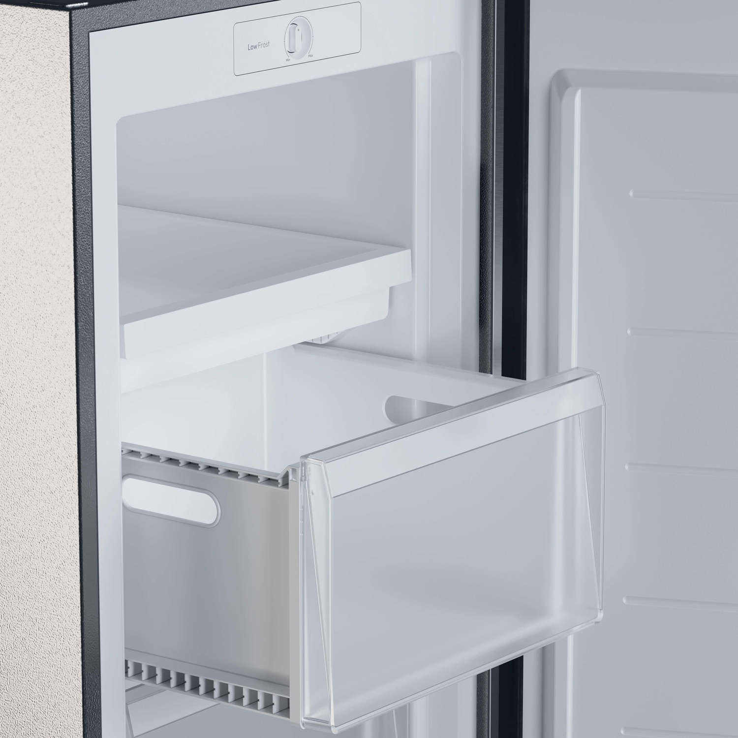 Interno di un frigorifero bianco con un cassetto trasparente estraibile e un ripiano.
