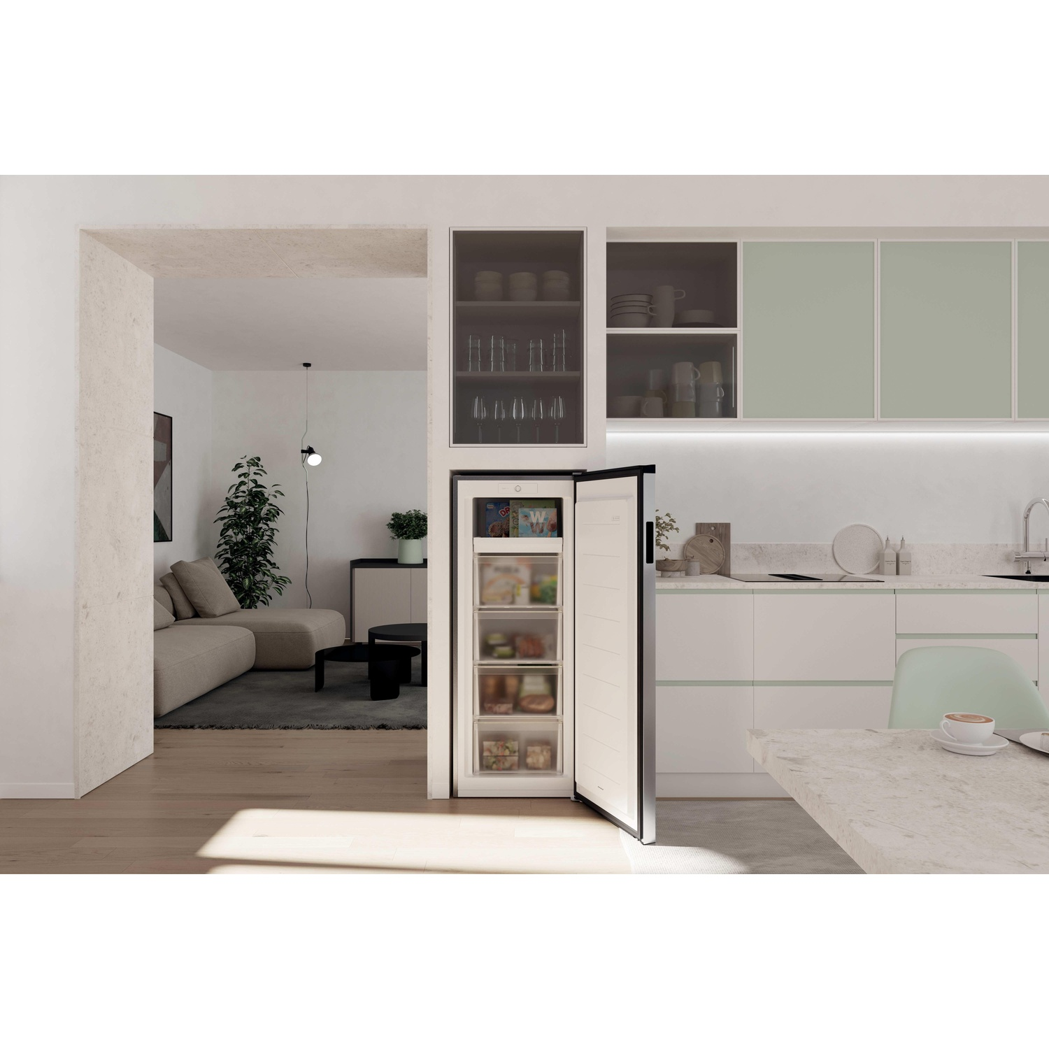 Un frigorifero aperto in una cucina moderna accanto a un soggiorno con divano.