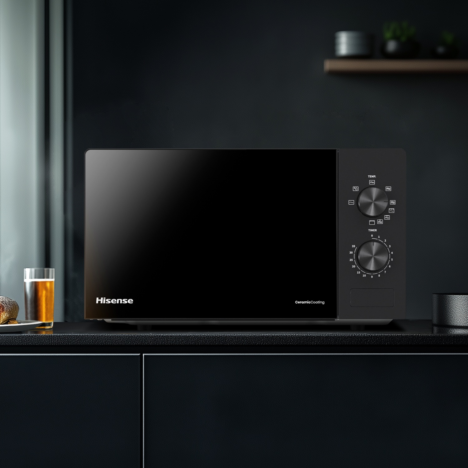 Forno a microonde Hisense nero con manopola e vetro, su piano di lavoro scuro.