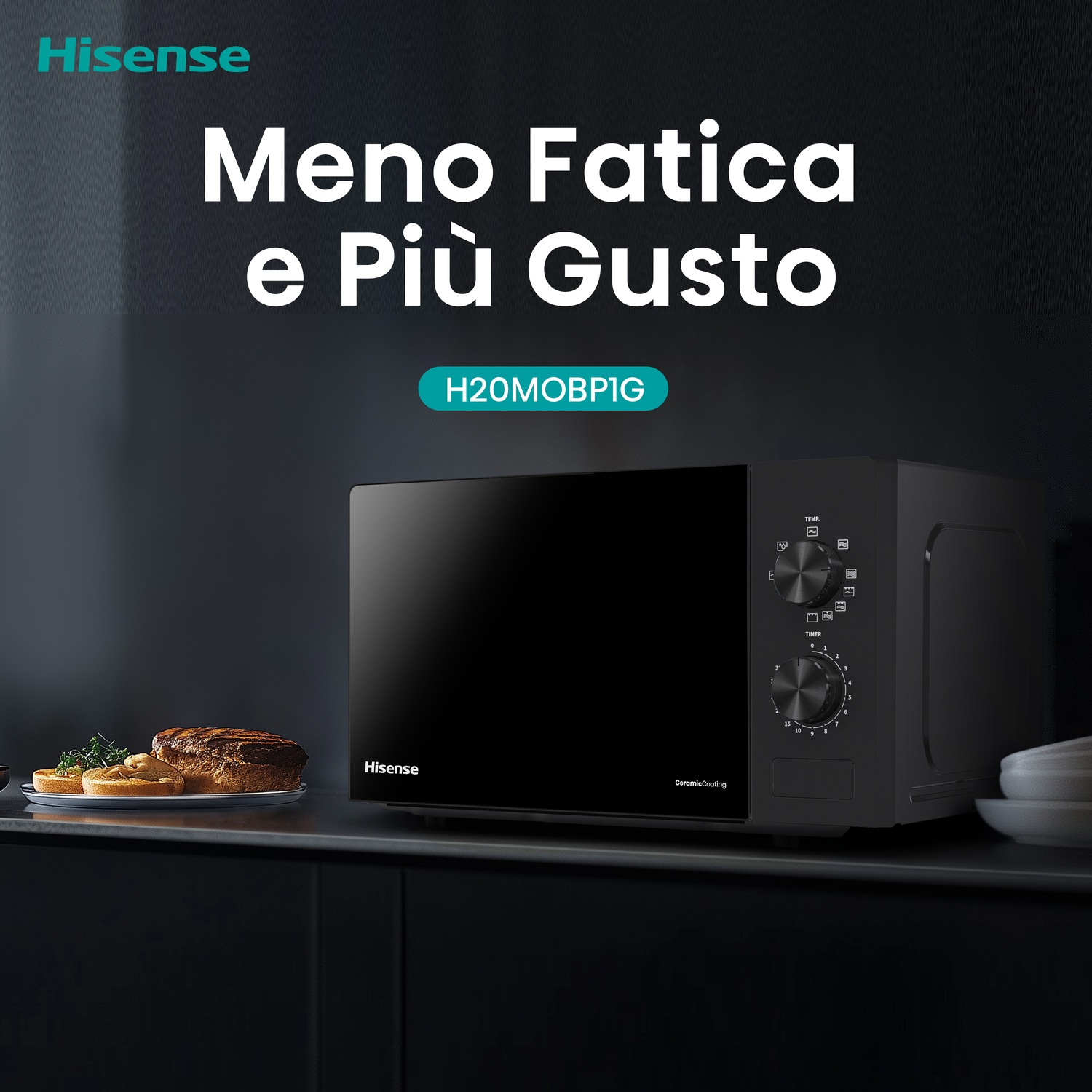 Un microonde Hisense nero si trova su un piano di lavoro scuro con del cibo.