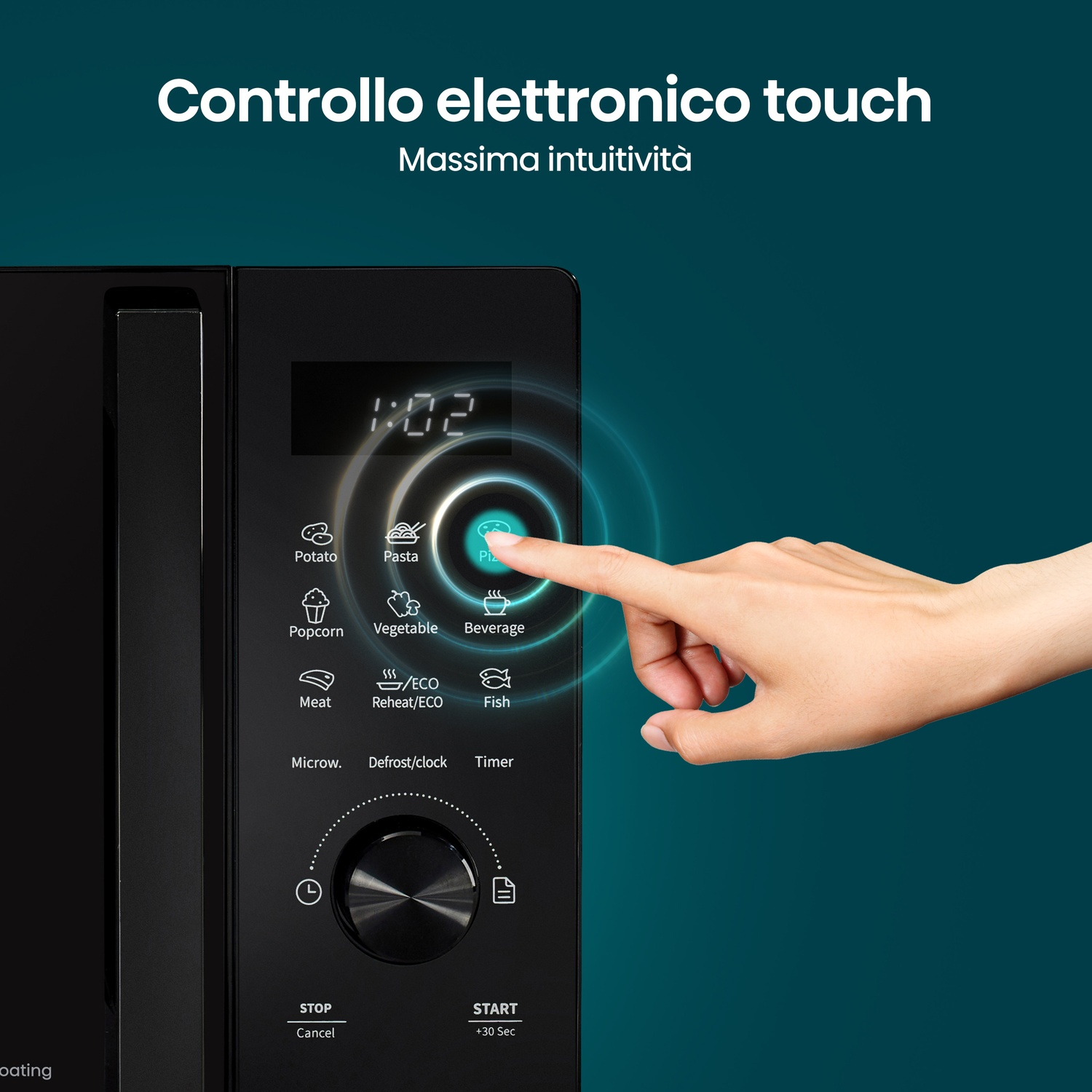 Una mano preme un microonde touch screen che mostra varie opzioni di cottura.