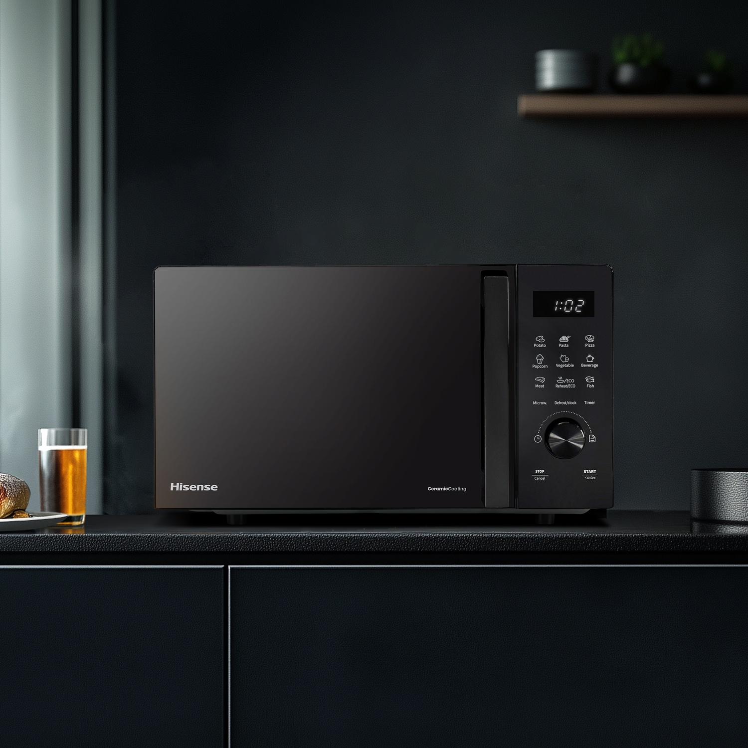 Forno a microonde Hisense nero con display digitale e controlli su un piano di lavoro scuro.