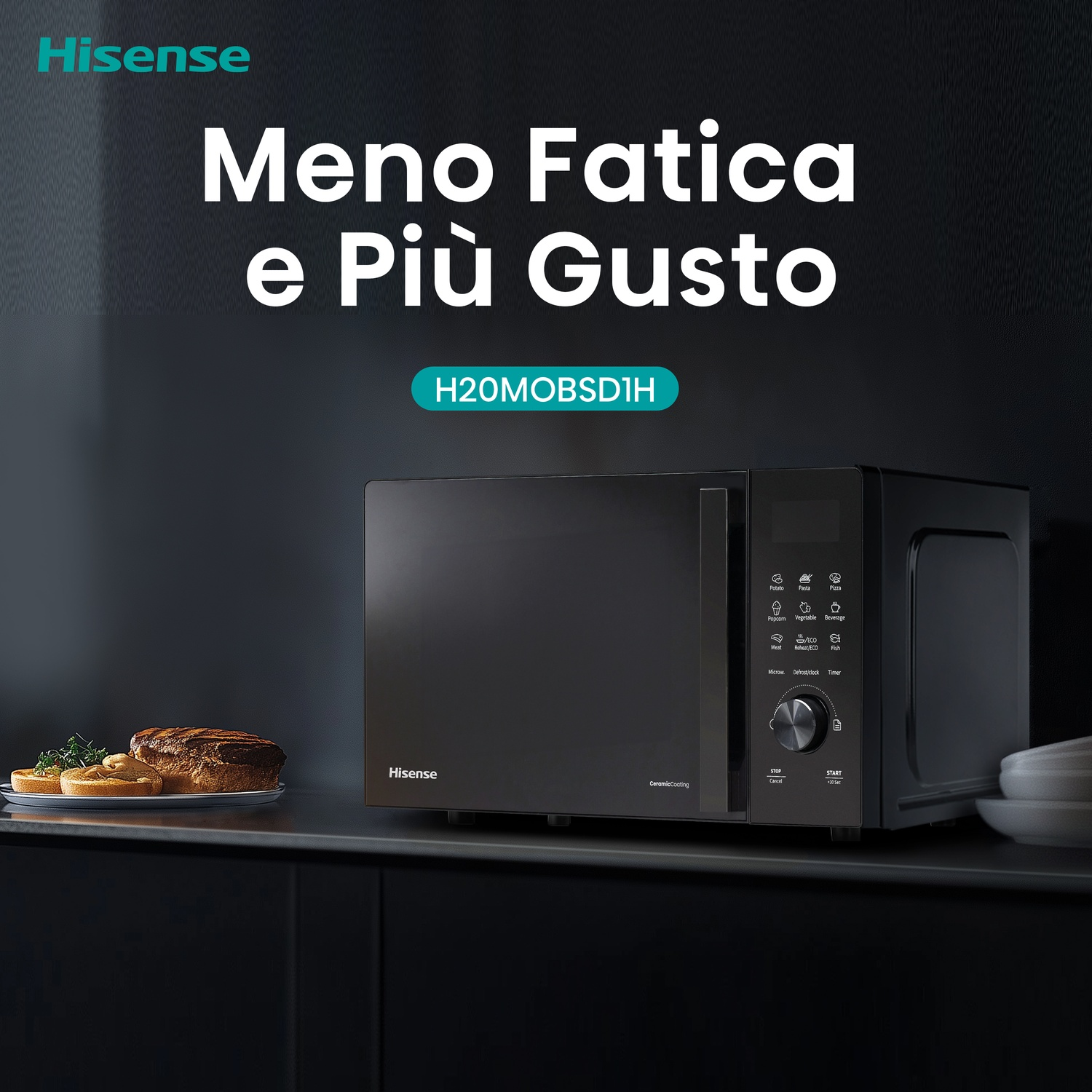Un microonde Hisense H20MOBSDIH nero è su un piano di lavoro scuro con cibo.