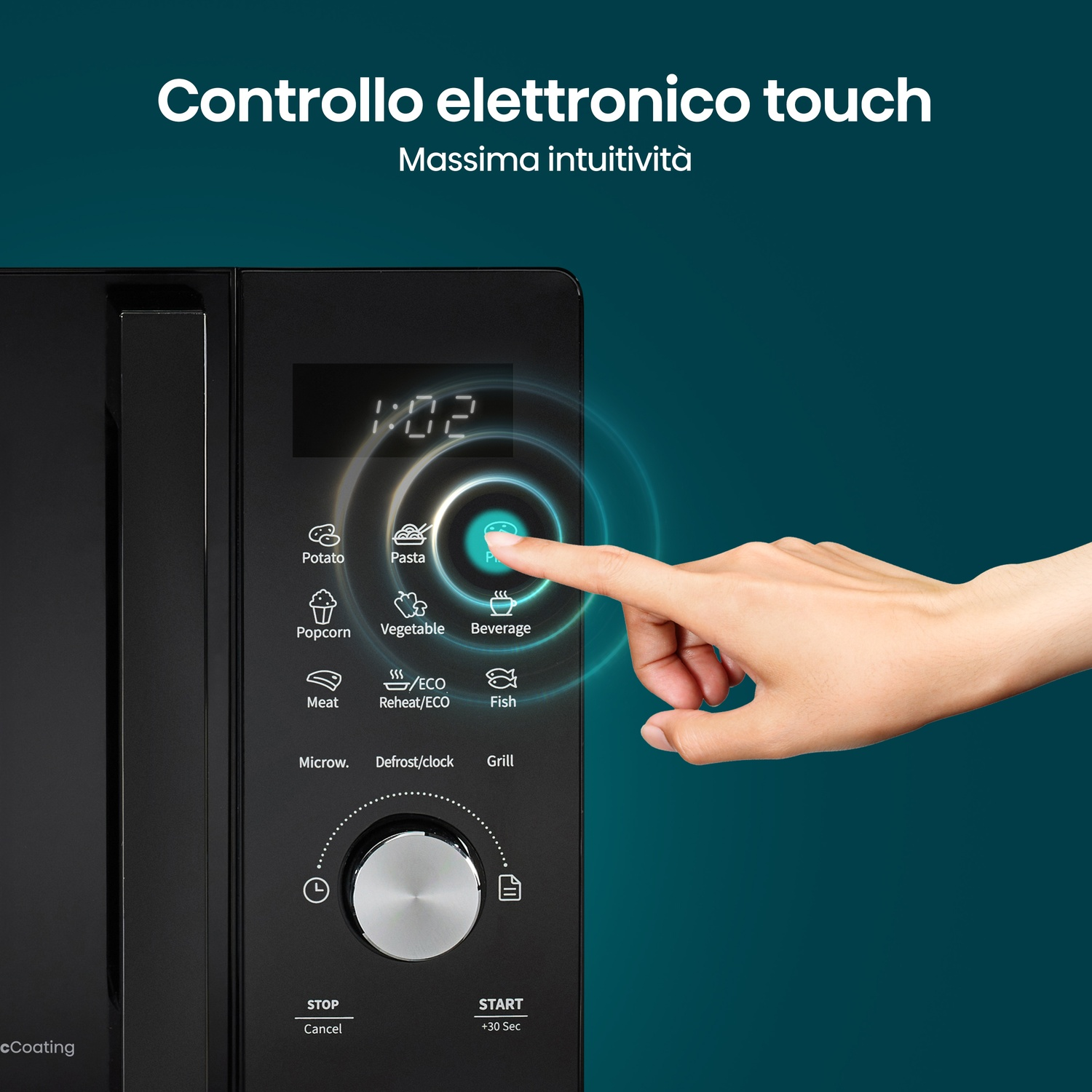 Una mano preme il display touch di un forno a microonde nero.