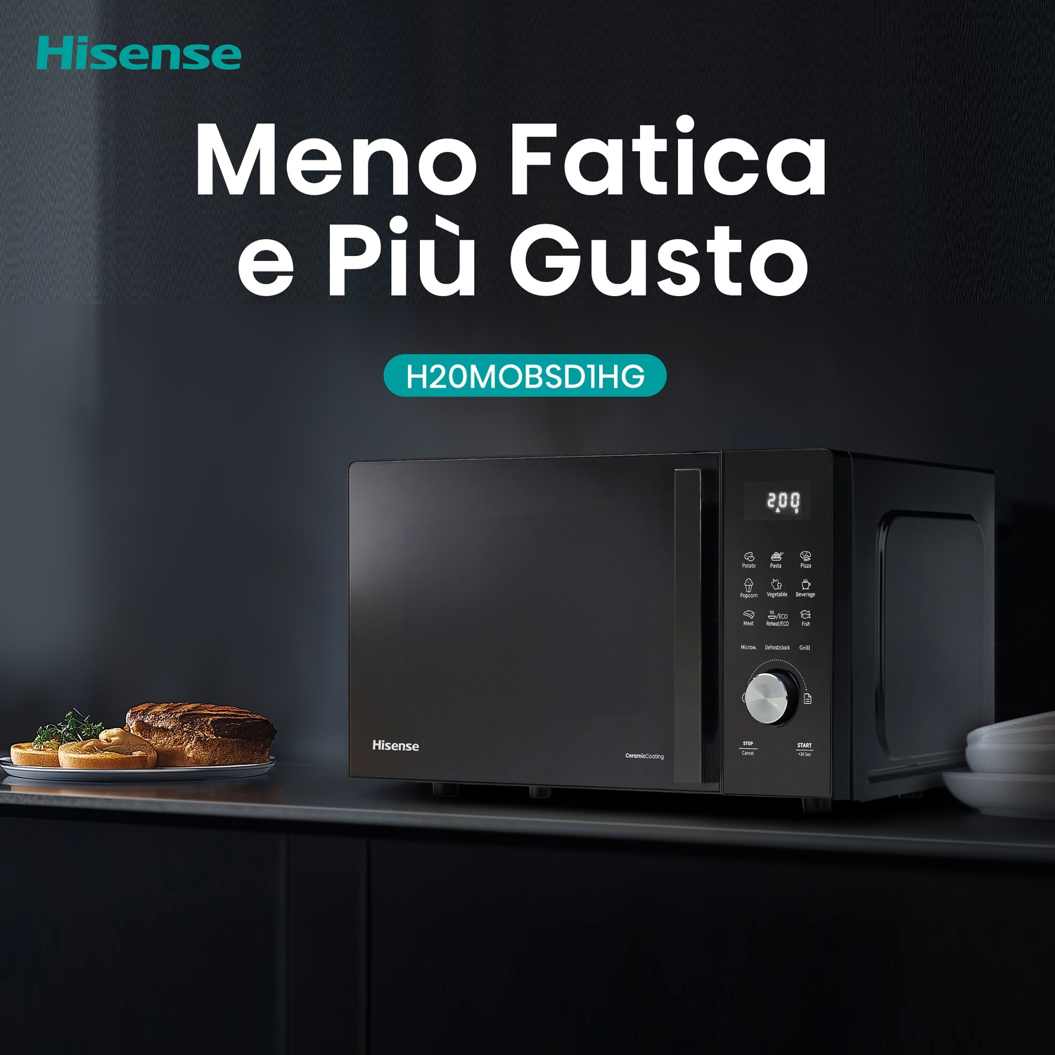 Un forno a microonde nero Hisense con toast e carne su un piatto.