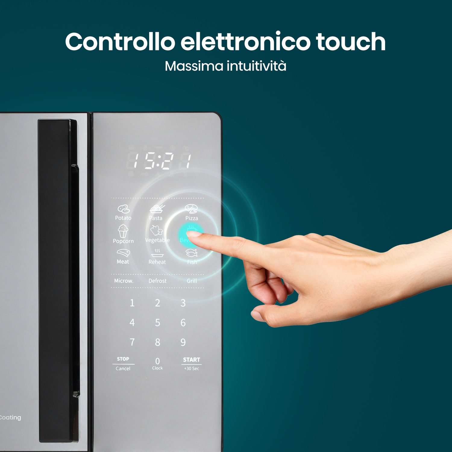 Una mano tocca il pulsante 'Bevanda' sul pannello di controllo di un microonde con display digitale.