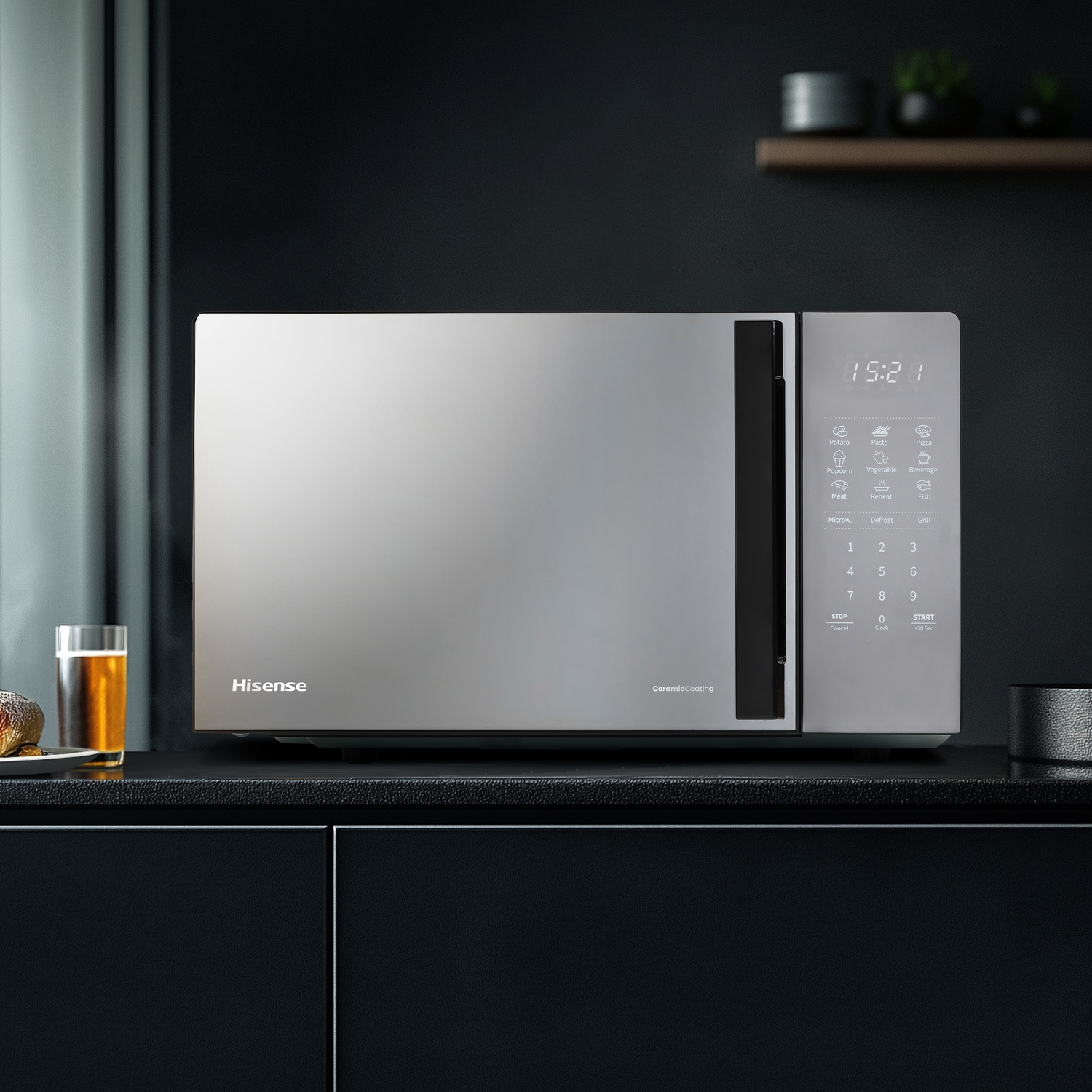 Un forno a microonde Hisense argentato con display digitale e pulsanti di controllo.