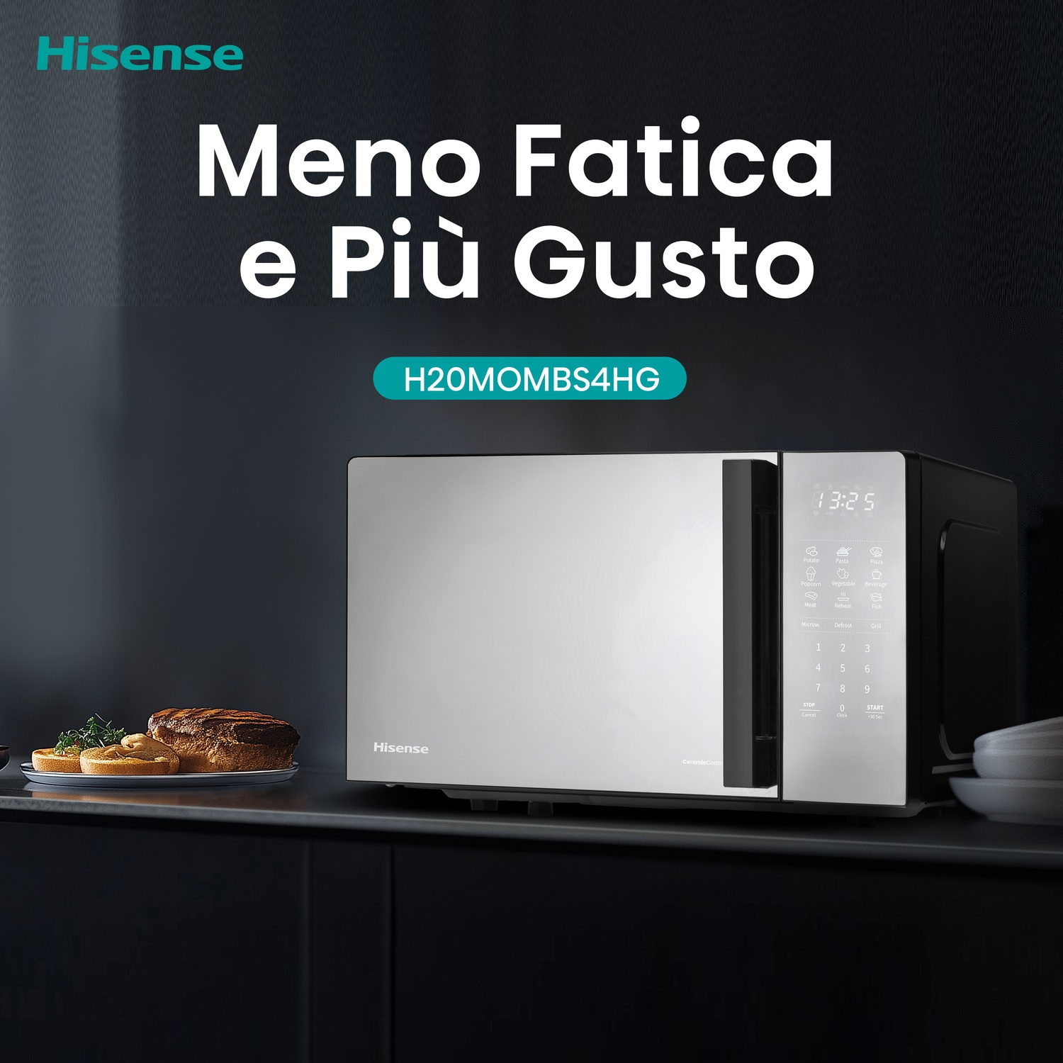 Un forno a microonde Hisense si trova su un piano di lavoro accanto a toast e pane.