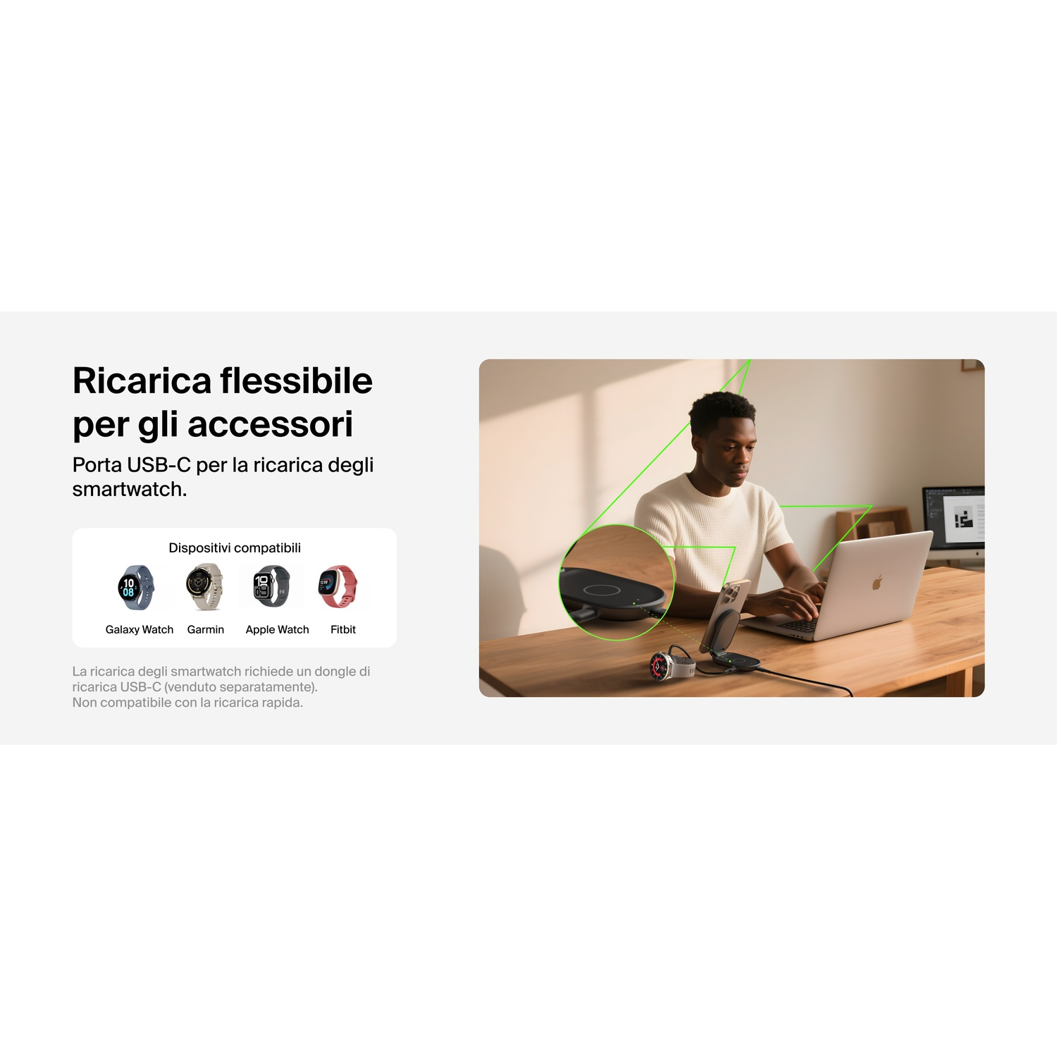 Uomo carica smartwatch e telefono con caricatore USB-C, laptop vicino.