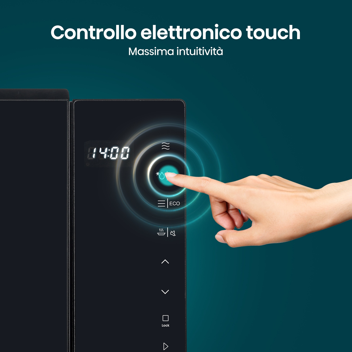 Una mano tocca un forno touch screen con icone luminose e display dell'ora.