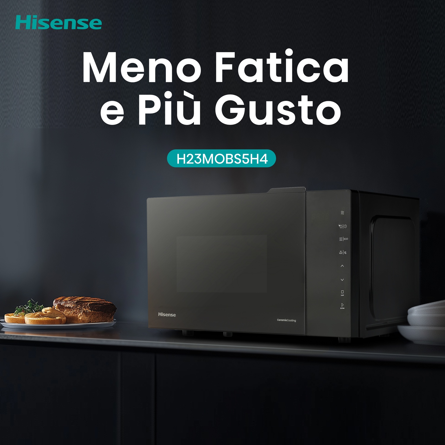Un forno a microonde nero Hisense si trova su un piano di lavoro con del cibo accanto.