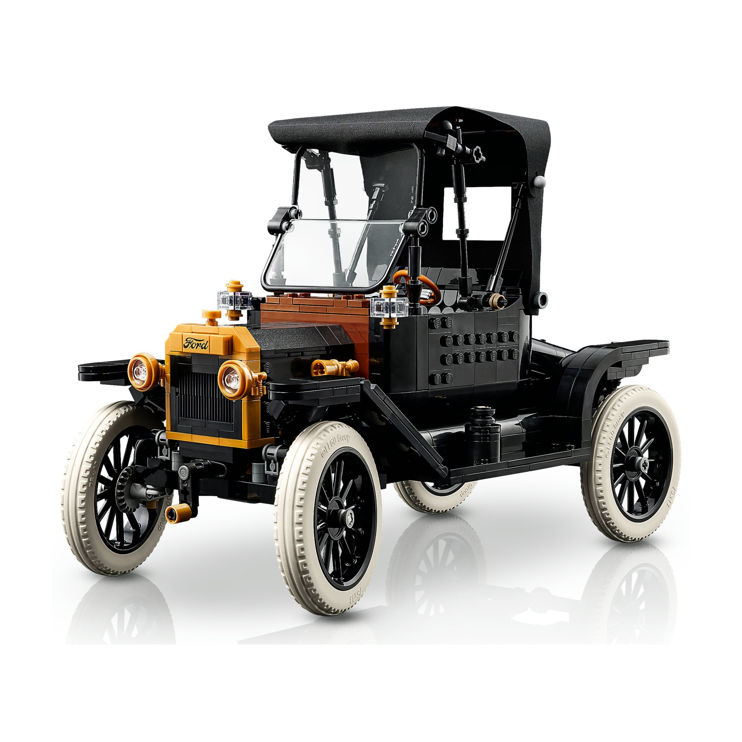 Un modello Lego nero di una Ford Model T con pneumatici bianchi.