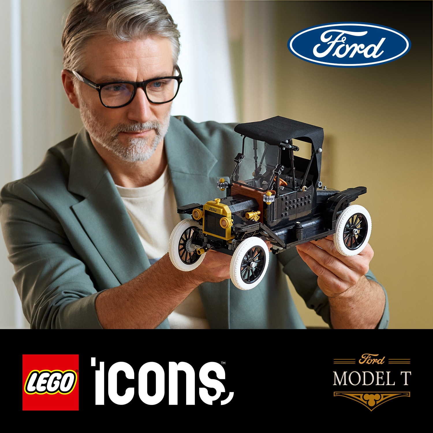 Uomo tiene un dettagliato modello Lego di una Ford Model T nera con pneumatici bianchi.