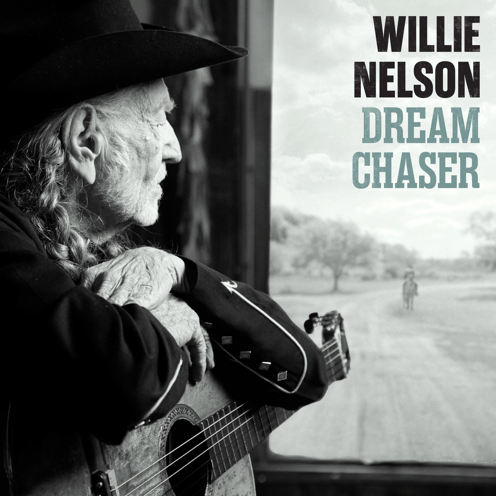 Willie Nelson mit Gitarre, blickt nach rechts. Text: Willie Nelson Dream Chaser.